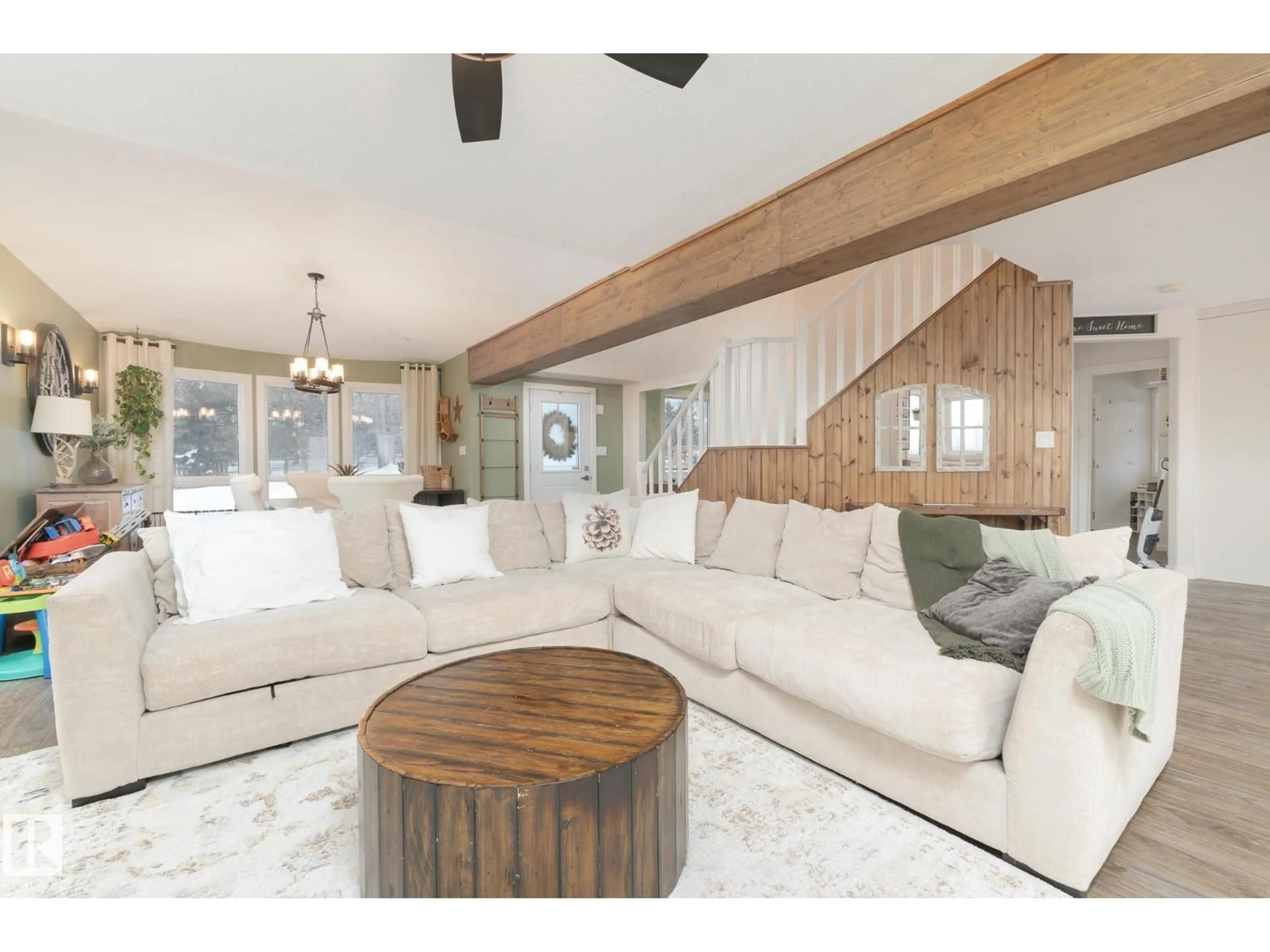 Living room with furniture, wood/laminate floor for 53218 - 20 RGE ROAD 14, Rural Parkland County Alberta T7Y9G3