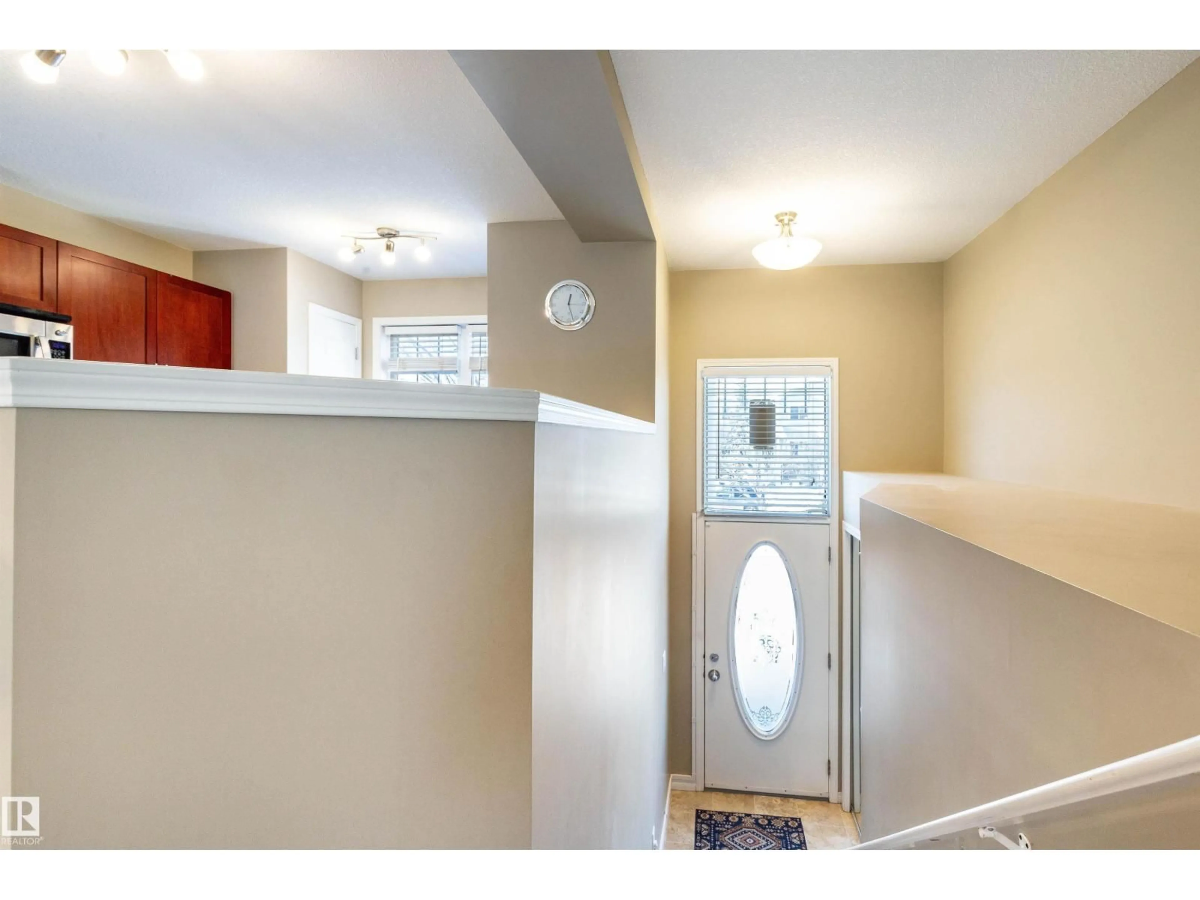 Indoor entryway for 1615 TOWNE CENTRE BV, Edmonton Alberta T6R0S3