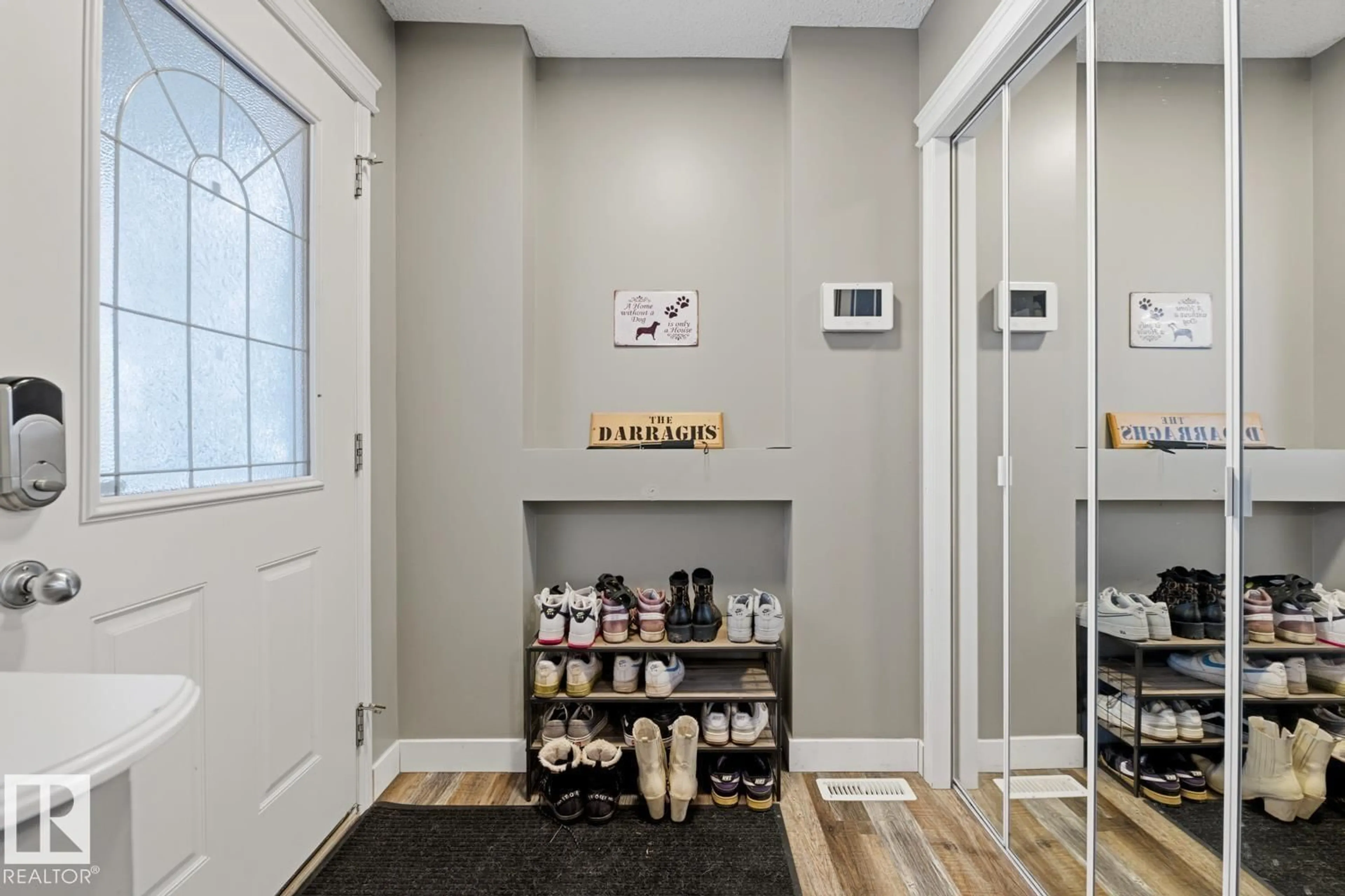 Indoor entryway for 5851 SUTTER PL, Edmonton Alberta T6R3R2