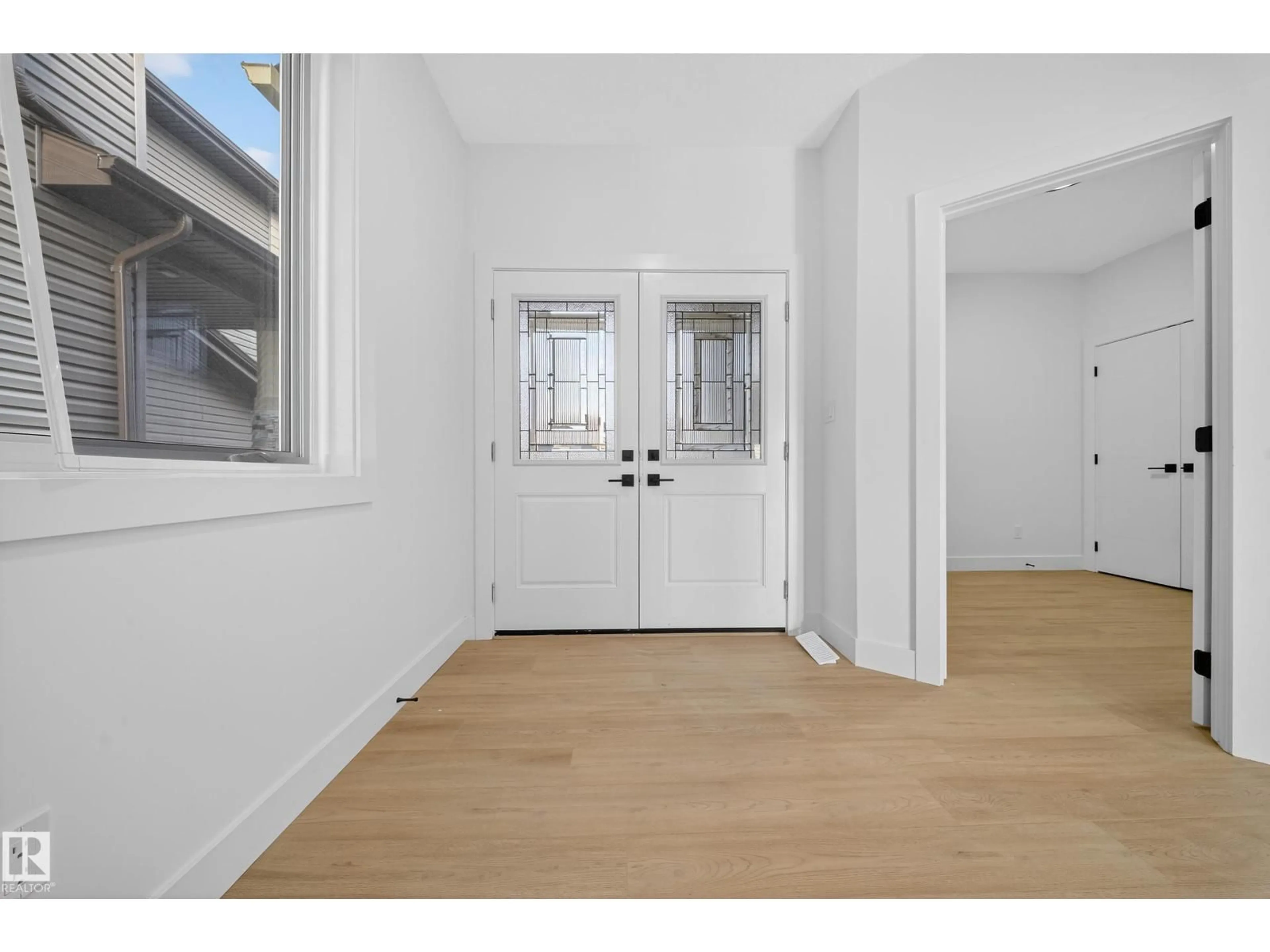 Indoor entryway for 472 ROBERTS CR, Leduc Alberta T9E1N4