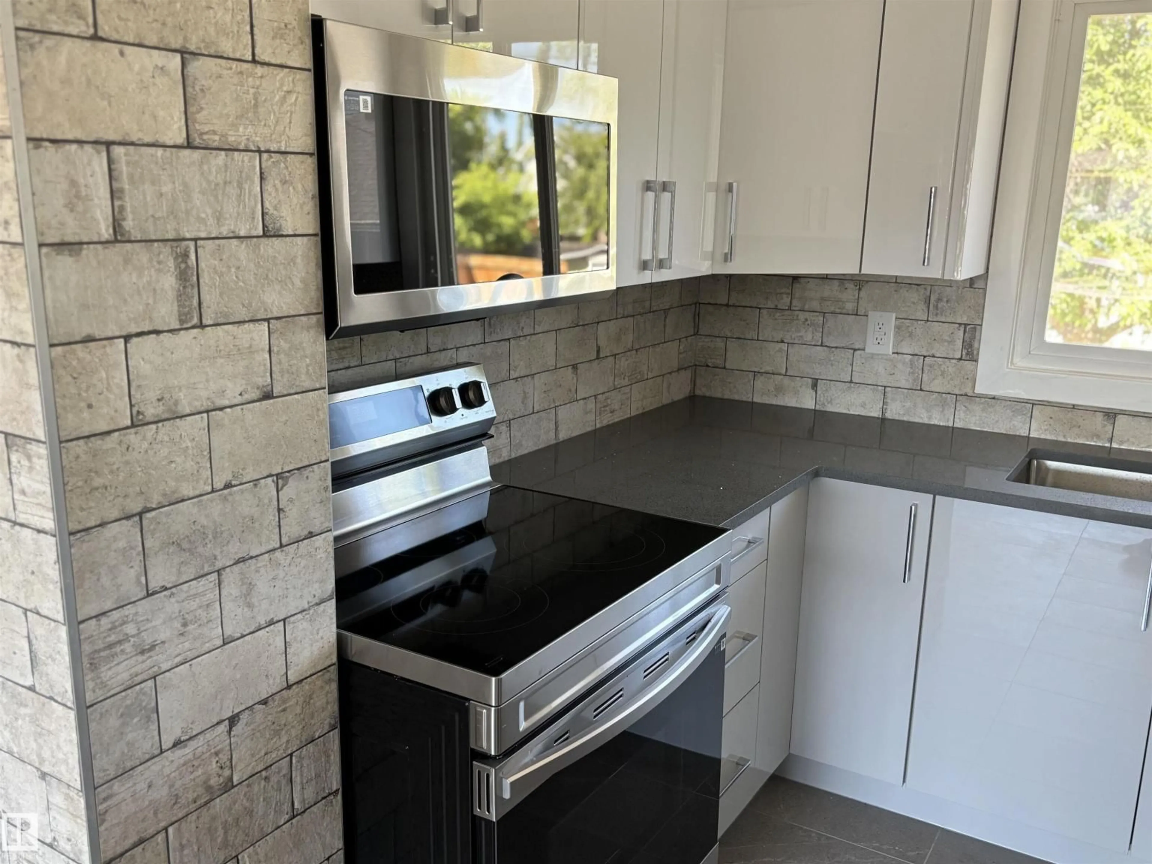 Standard kitchen, ceramic/tile floor for NW - 8028 134A AV, Edmonton Alberta T5C2G9