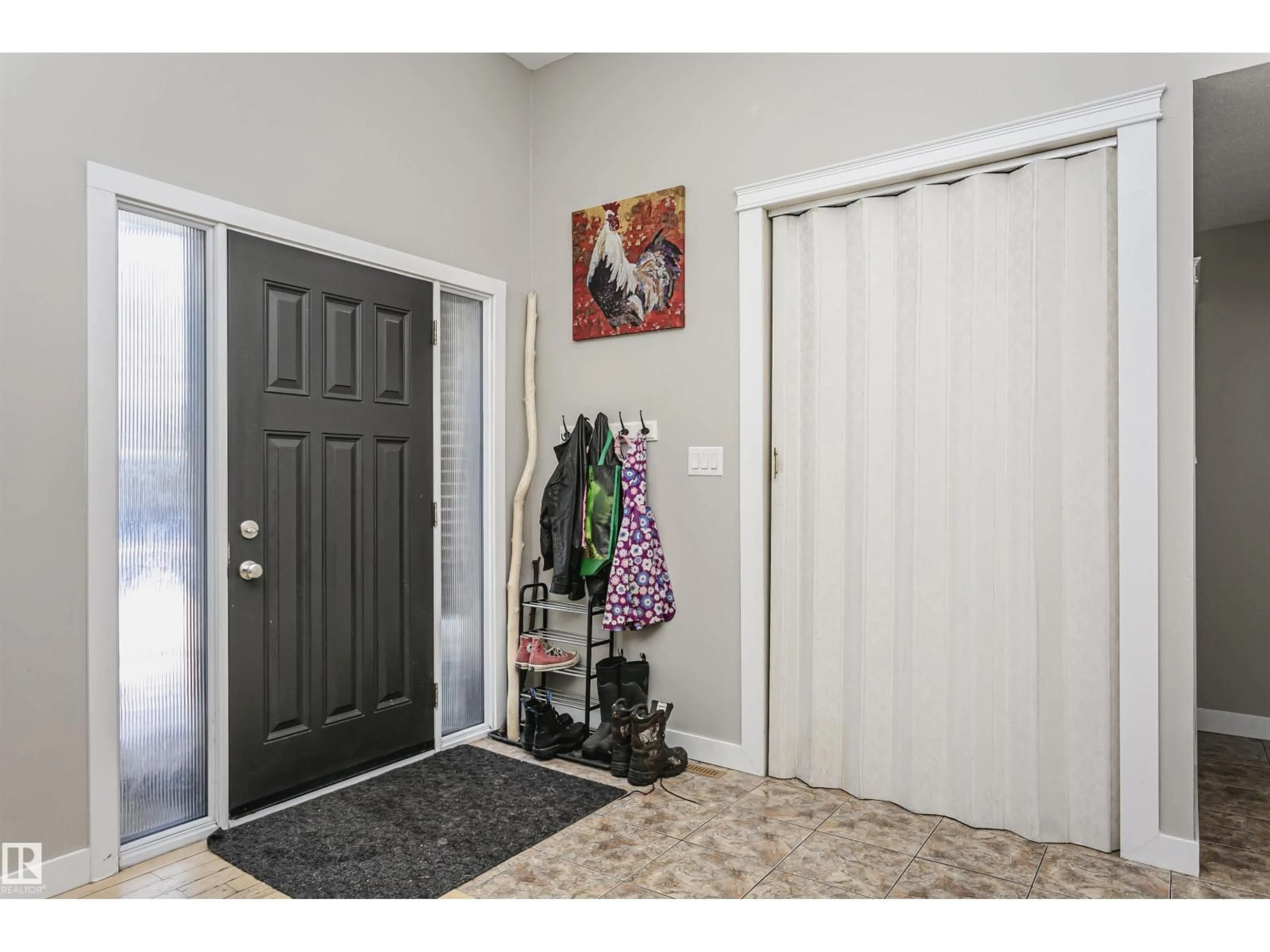 Indoor entryway for 4436 117 ST, Edmonton Alberta T6J1T9