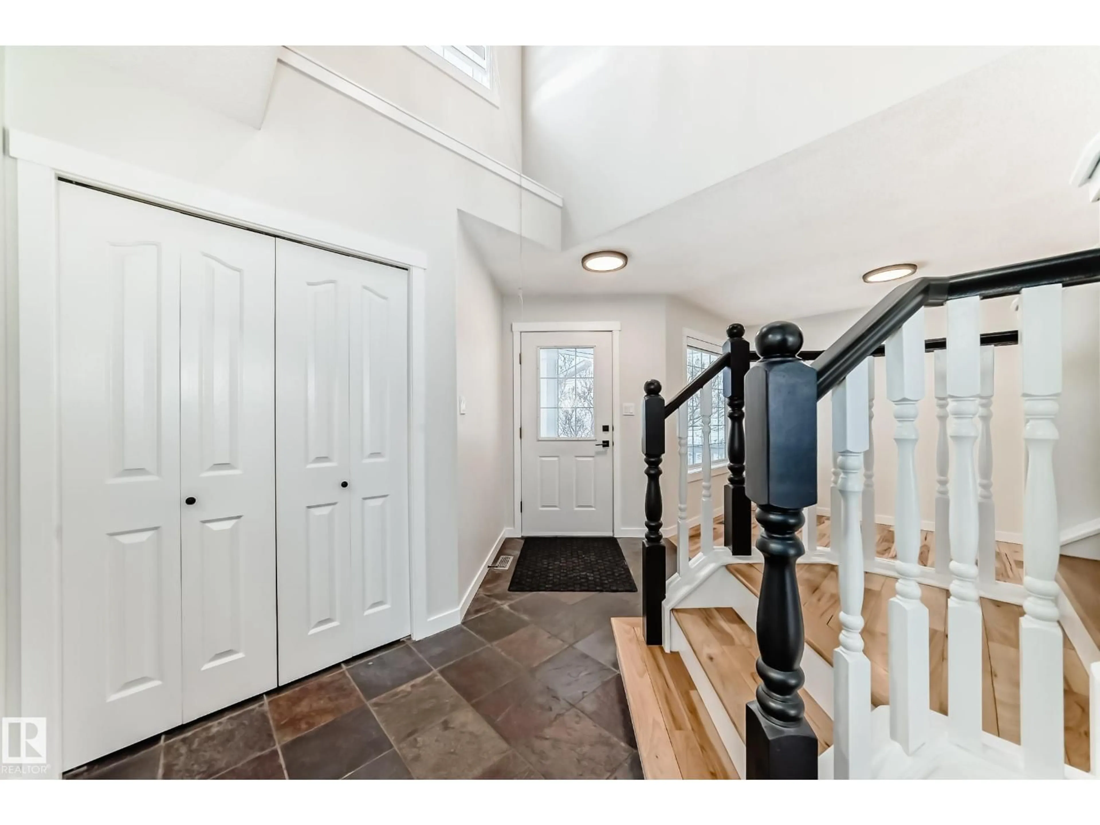 Indoor entryway for 8 CREEKSIDE WY, Spruce Grove Alberta T7X3Y7