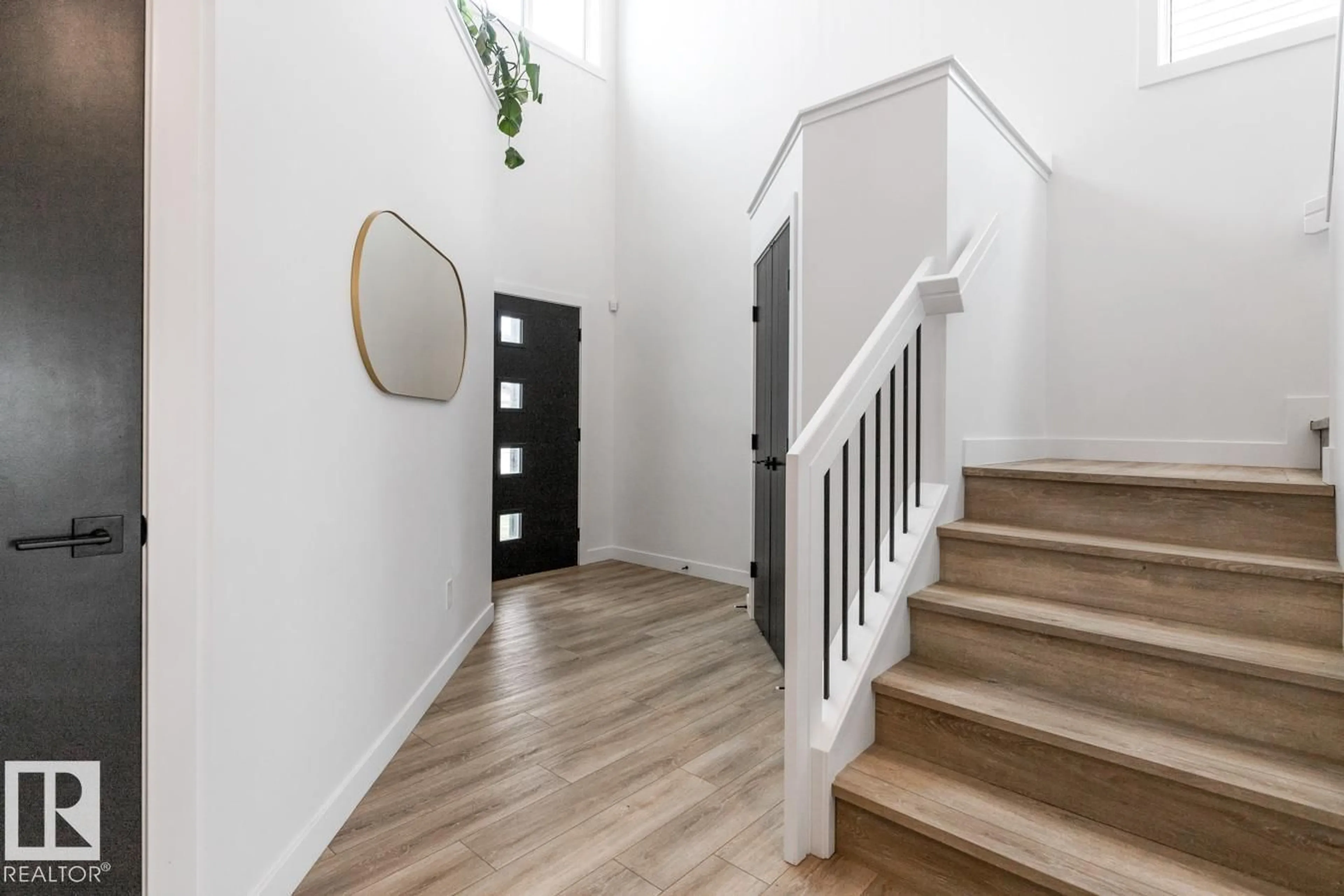 Indoor entryway for NW - 19147 22 AV, Edmonton Alberta T6M1R1