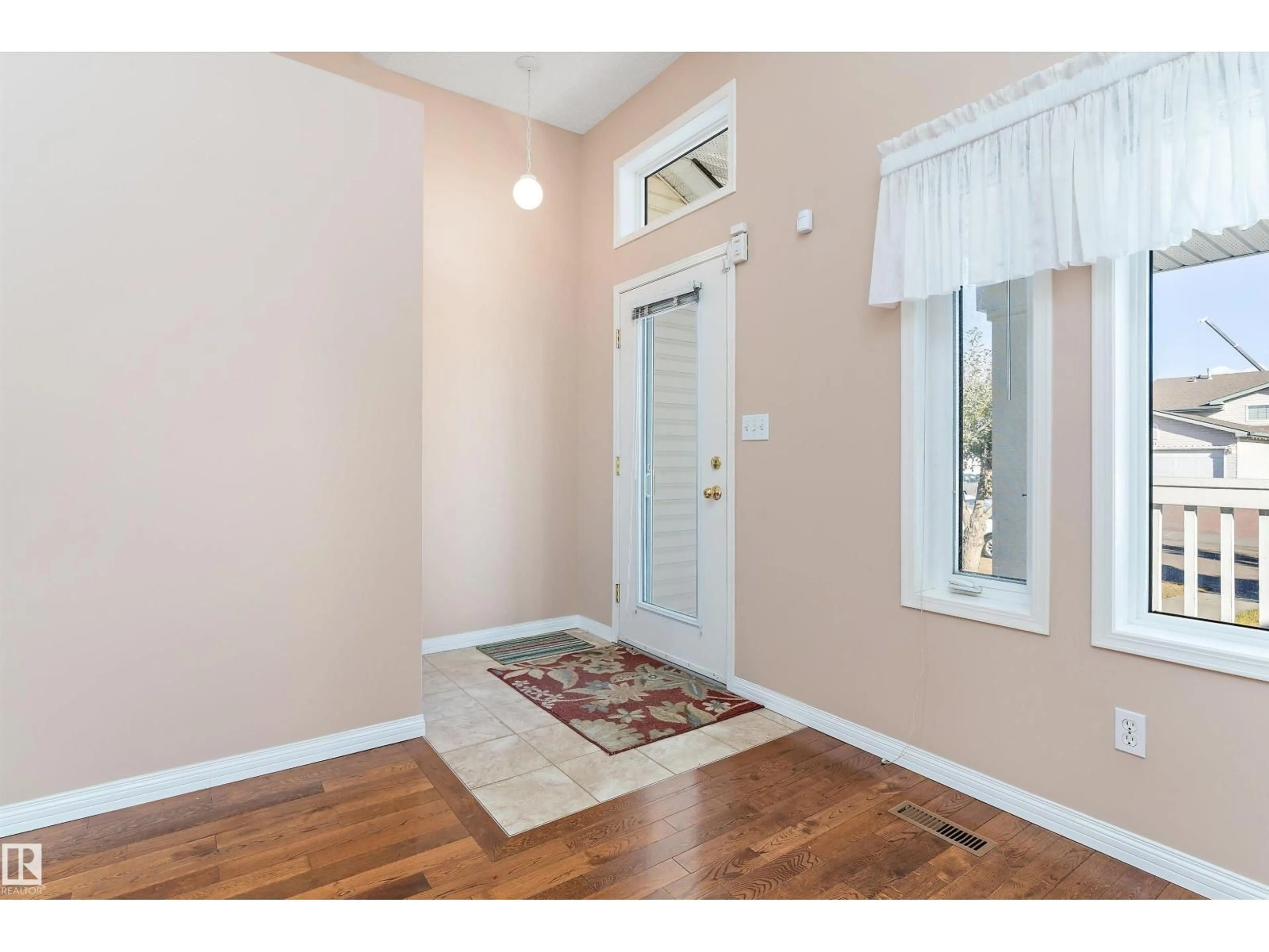 Indoor entryway for 15028 128 ST NW, Edmonton Alberta T6V1E9