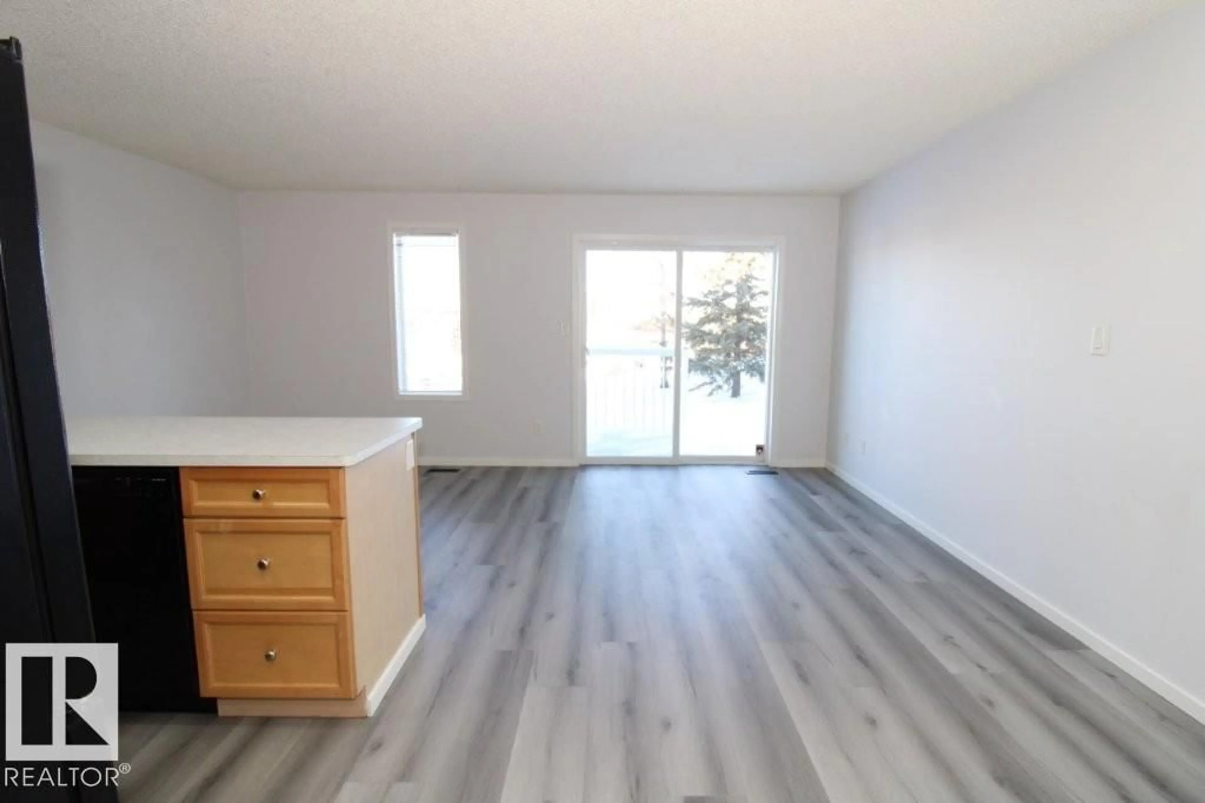 A pic of a room for #7 - 451 HYNDMAN CR, Edmonton Alberta T5A5J3