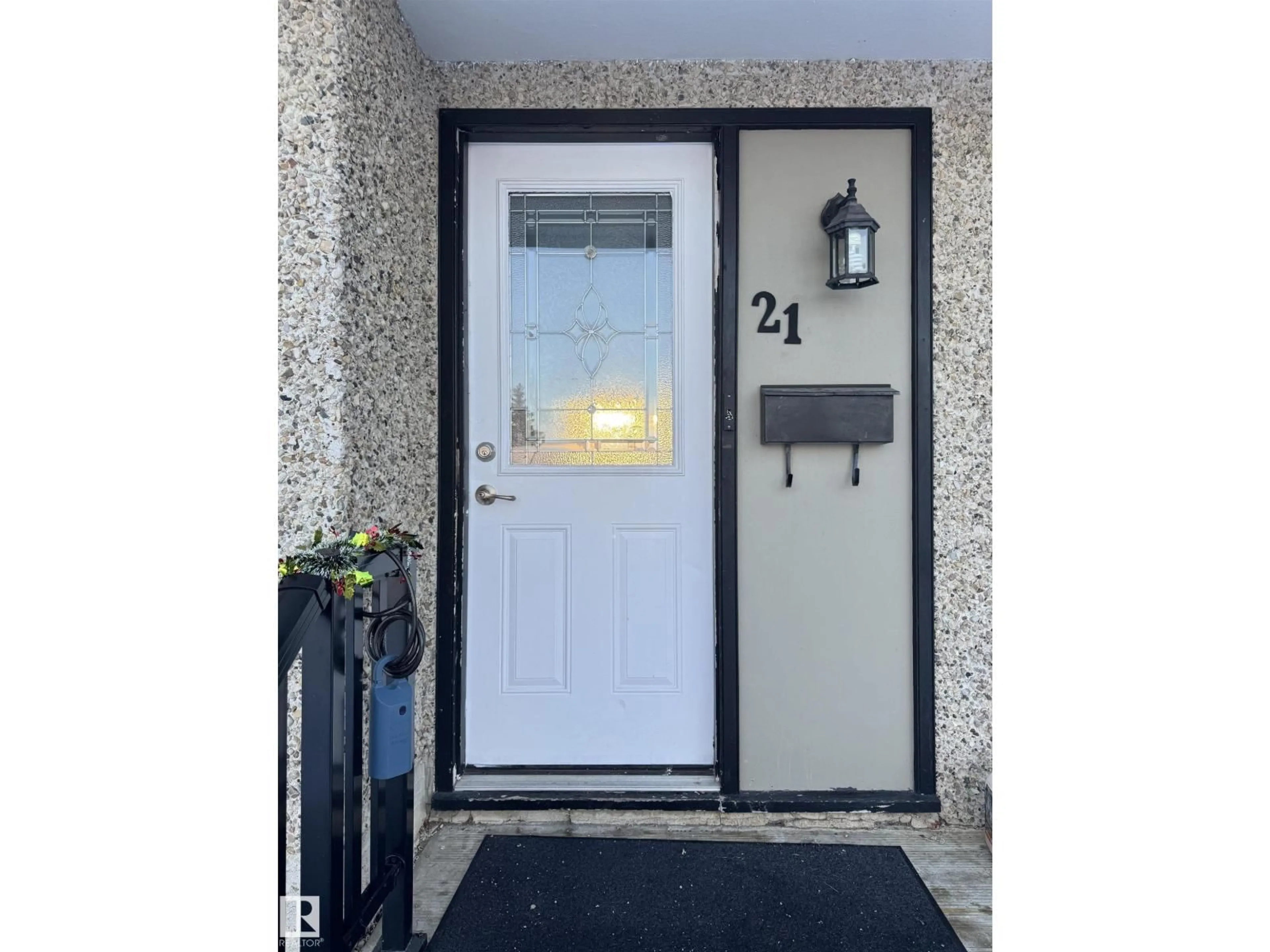 Indoor entryway for 21 LUNDY PARK RD, Stony Plain Alberta T7Z1G2