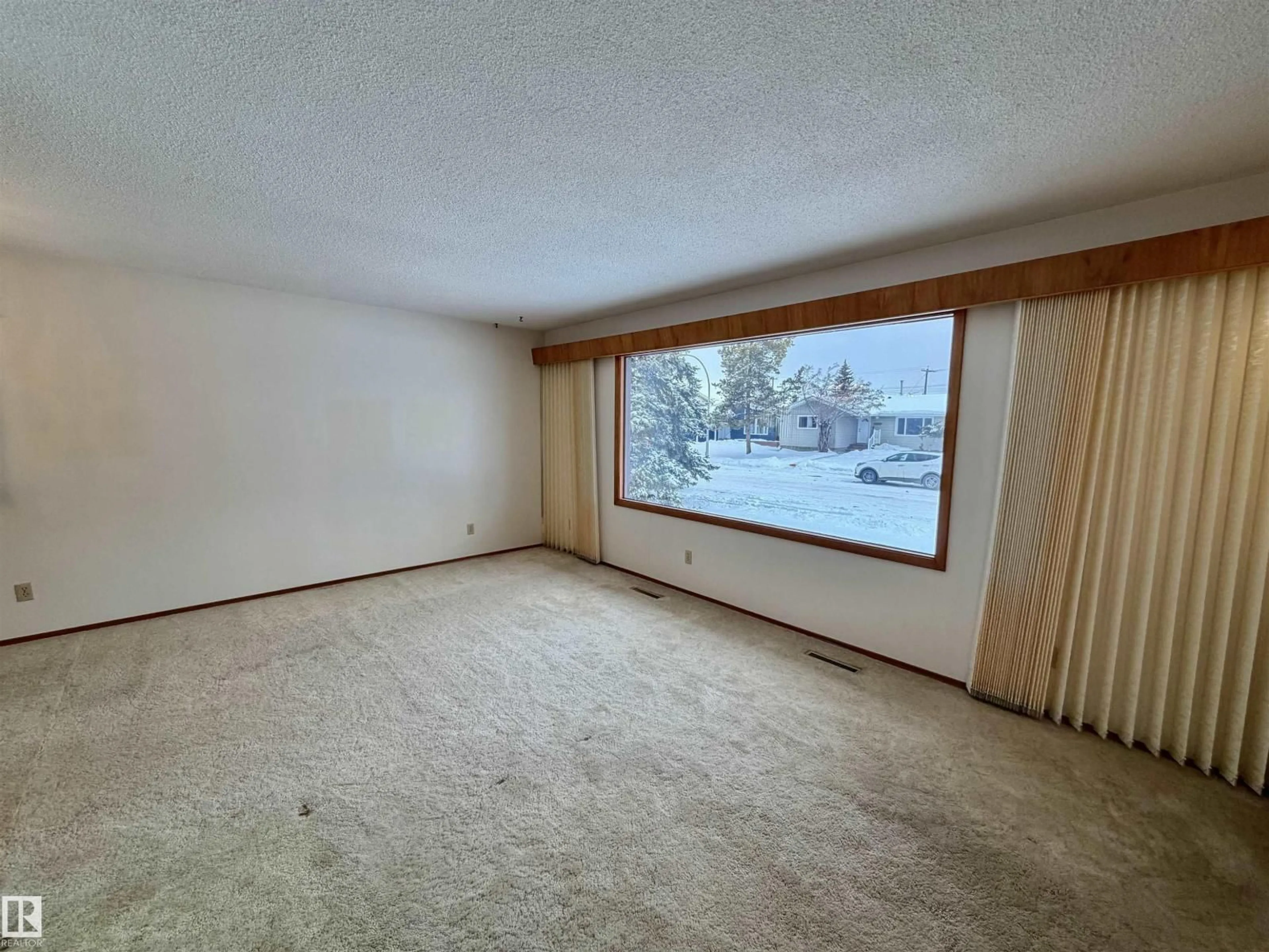 A pic of a room for 11455 44A AV NW, Edmonton Alberta T6J1A1