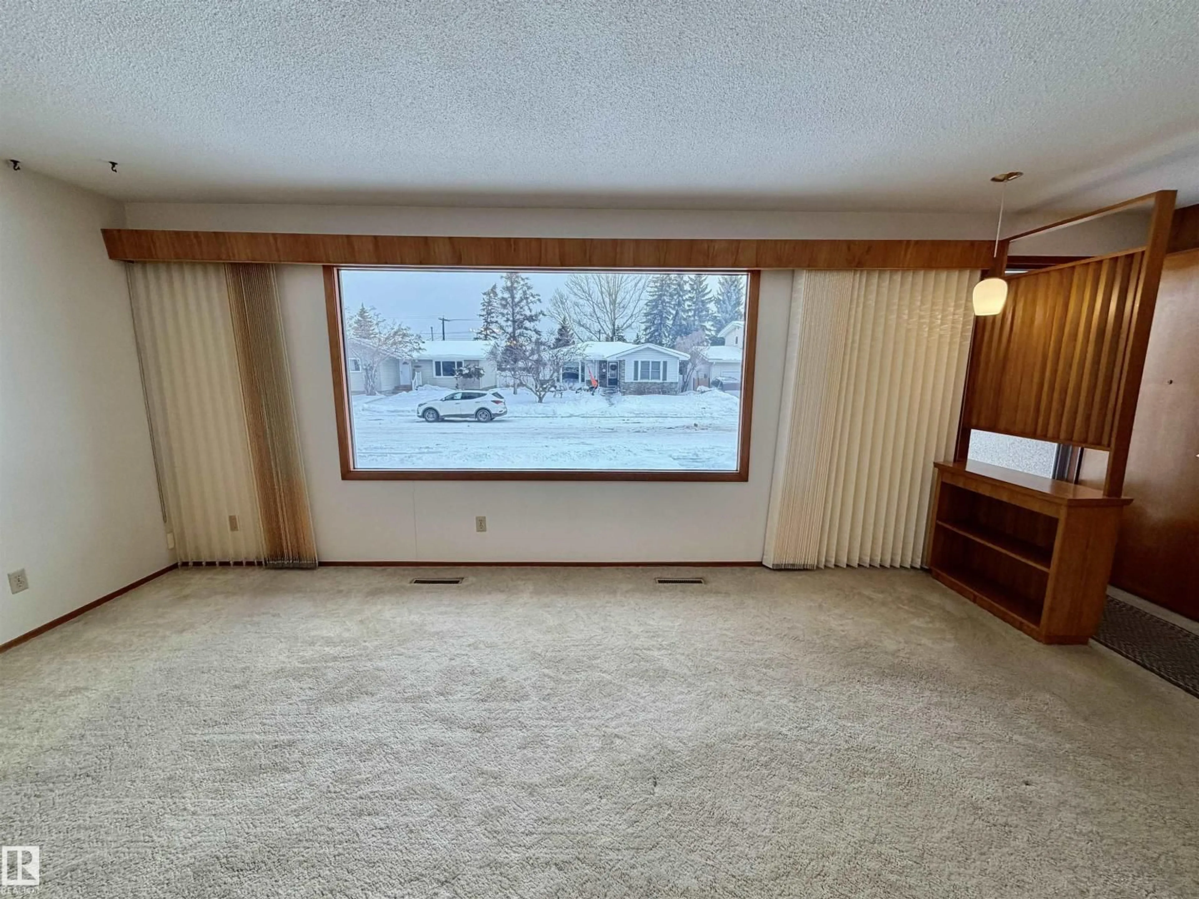 A pic of a room for 11455 44A AV NW, Edmonton Alberta T6J1A1