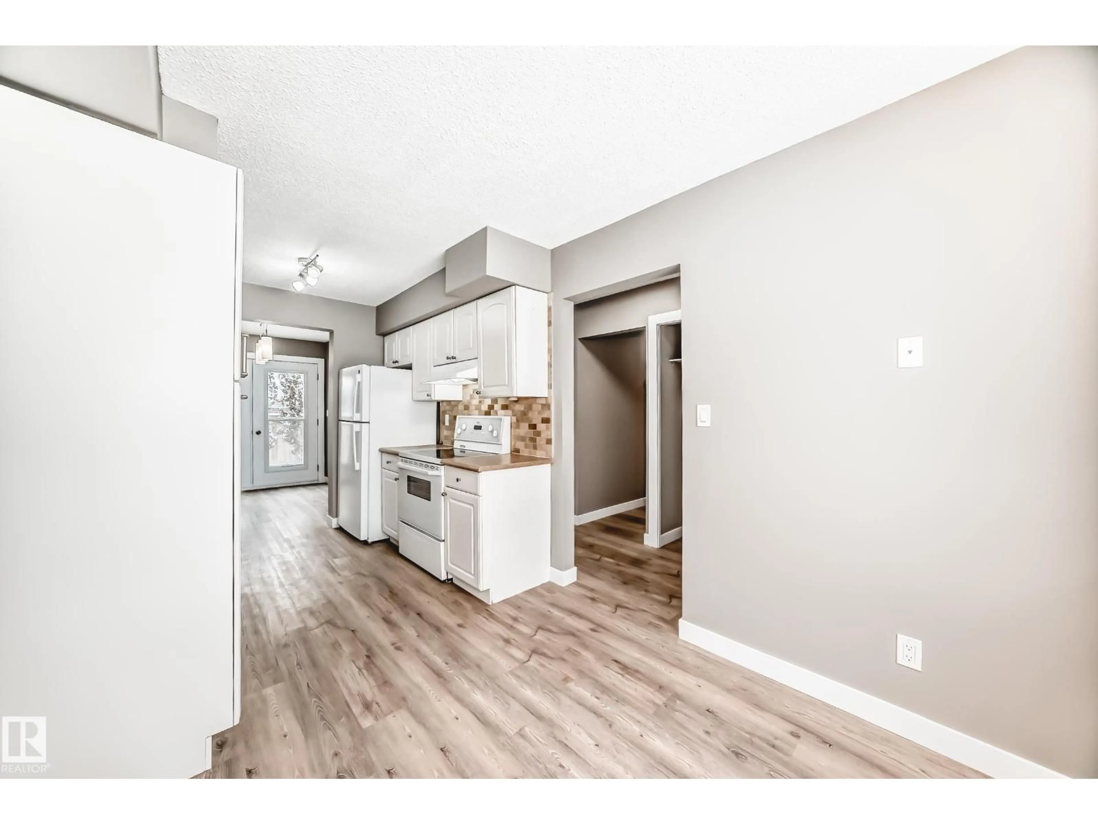 Open concept kitchen, wood/laminate floor for 275 GRANDIN VG, St. Albert Alberta T8N2R6