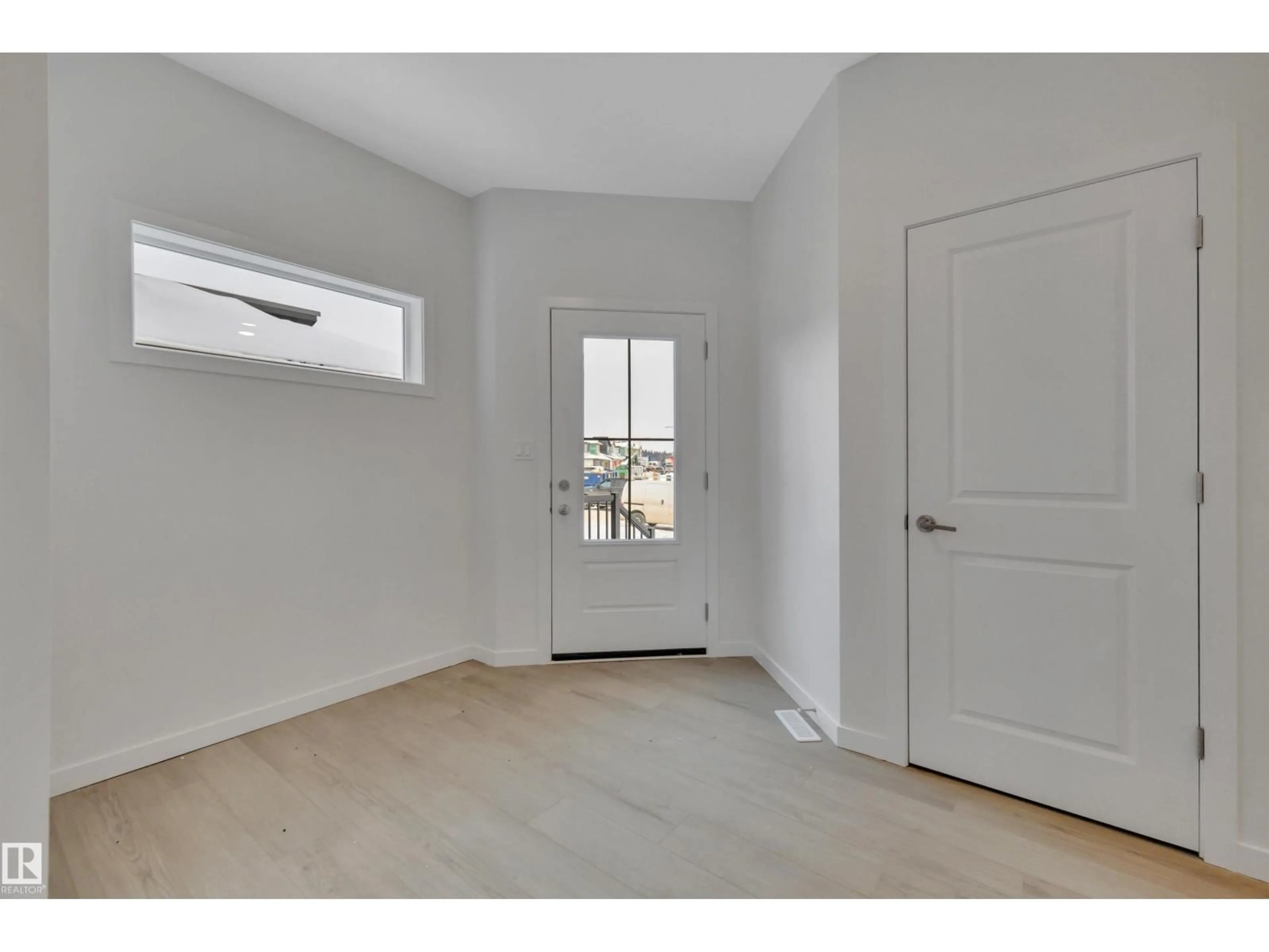 Indoor entryway for 8931 ELVES LO, Edmonton Alberta T6M3G3