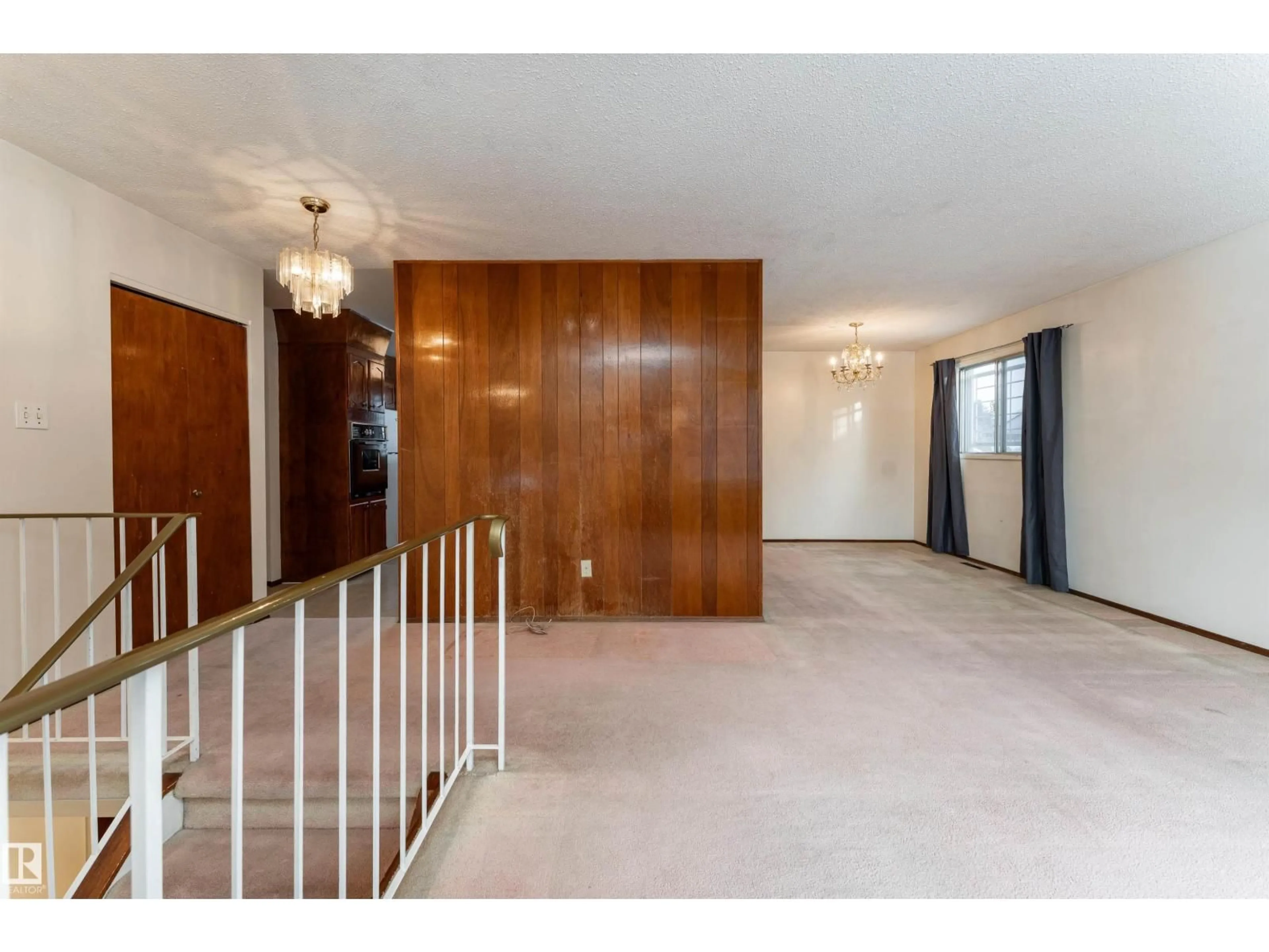 Indoor foyer for 16728 98 AV, Edmonton Alberta T5P0H1