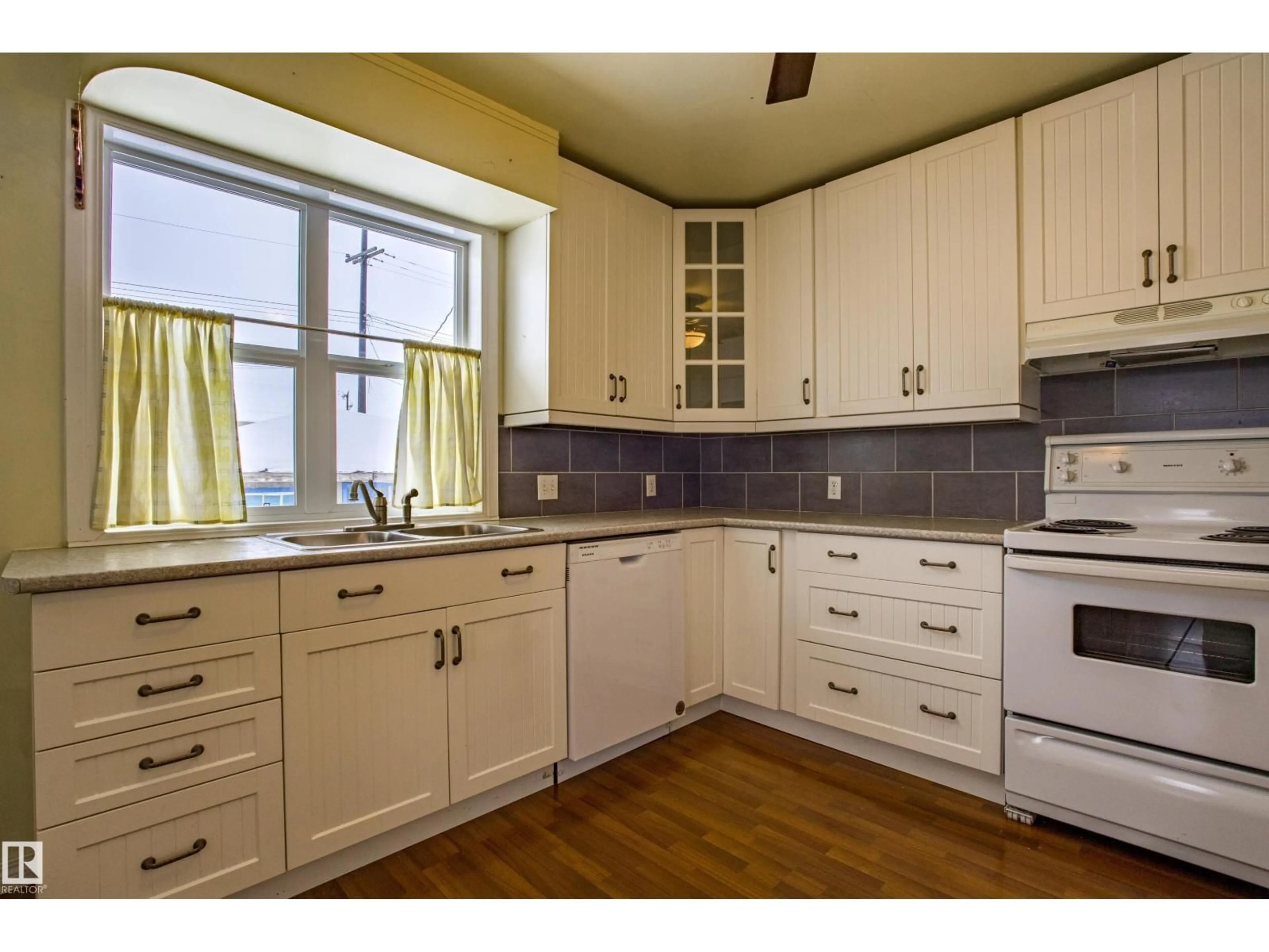 Standard kitchen, unknown for NW - 9228 124A AV, Edmonton Alberta T5G0W2