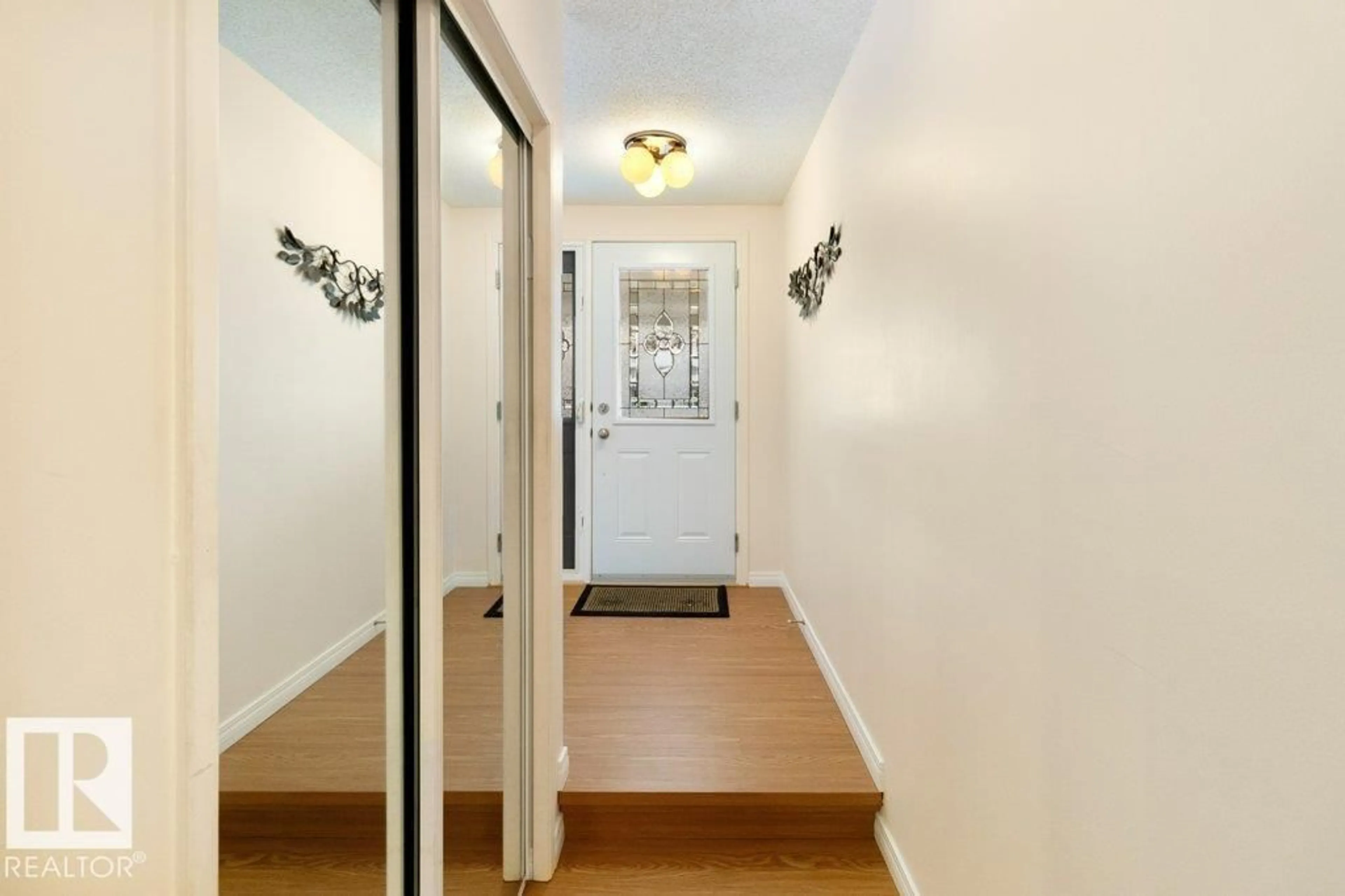 Indoor entryway for 59 WOODBINE RD, Sherwood Park Alberta T8A4A7