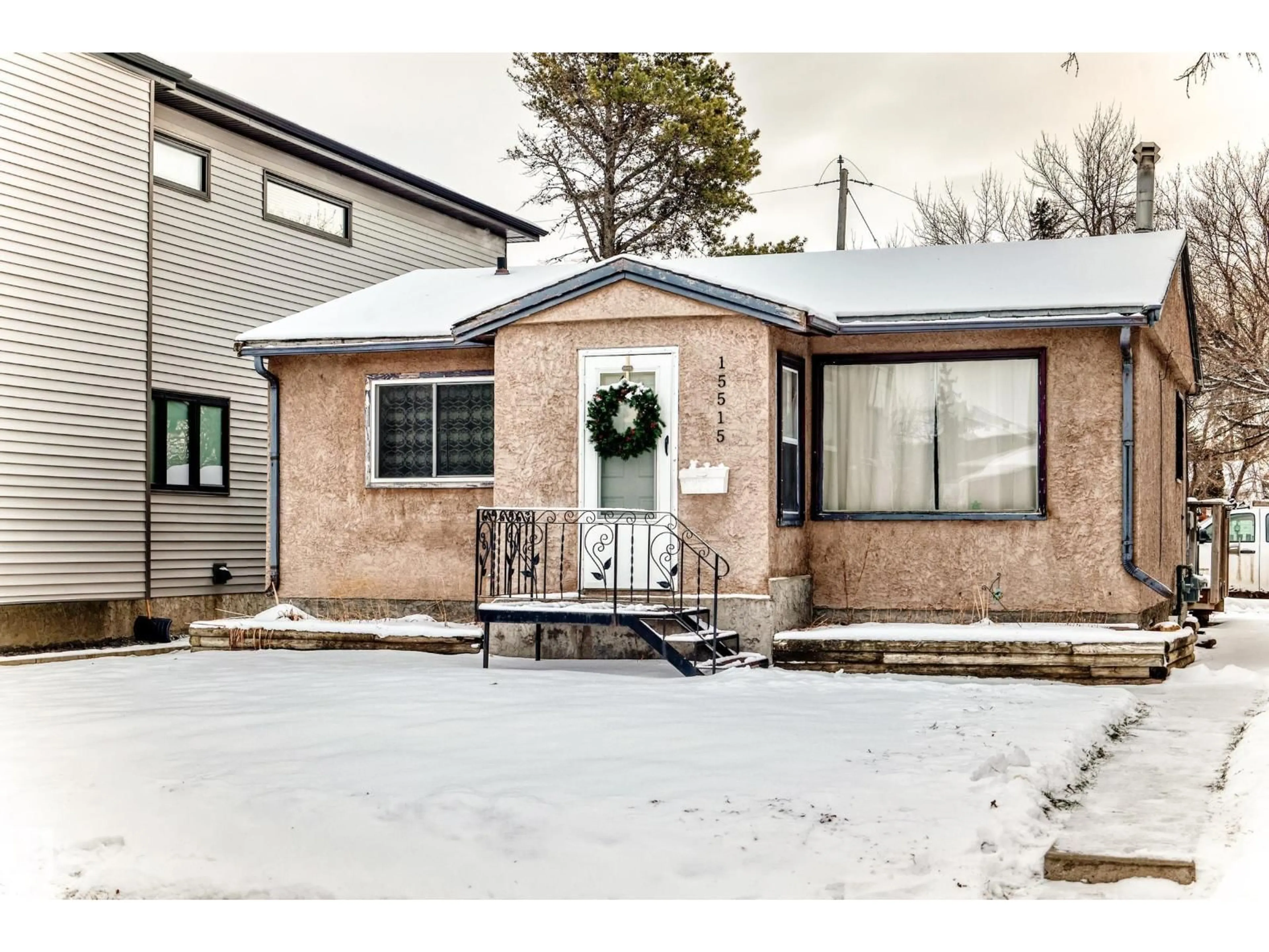 Unknown for 15515 92A AV, Edmonton Alberta T5R5E8