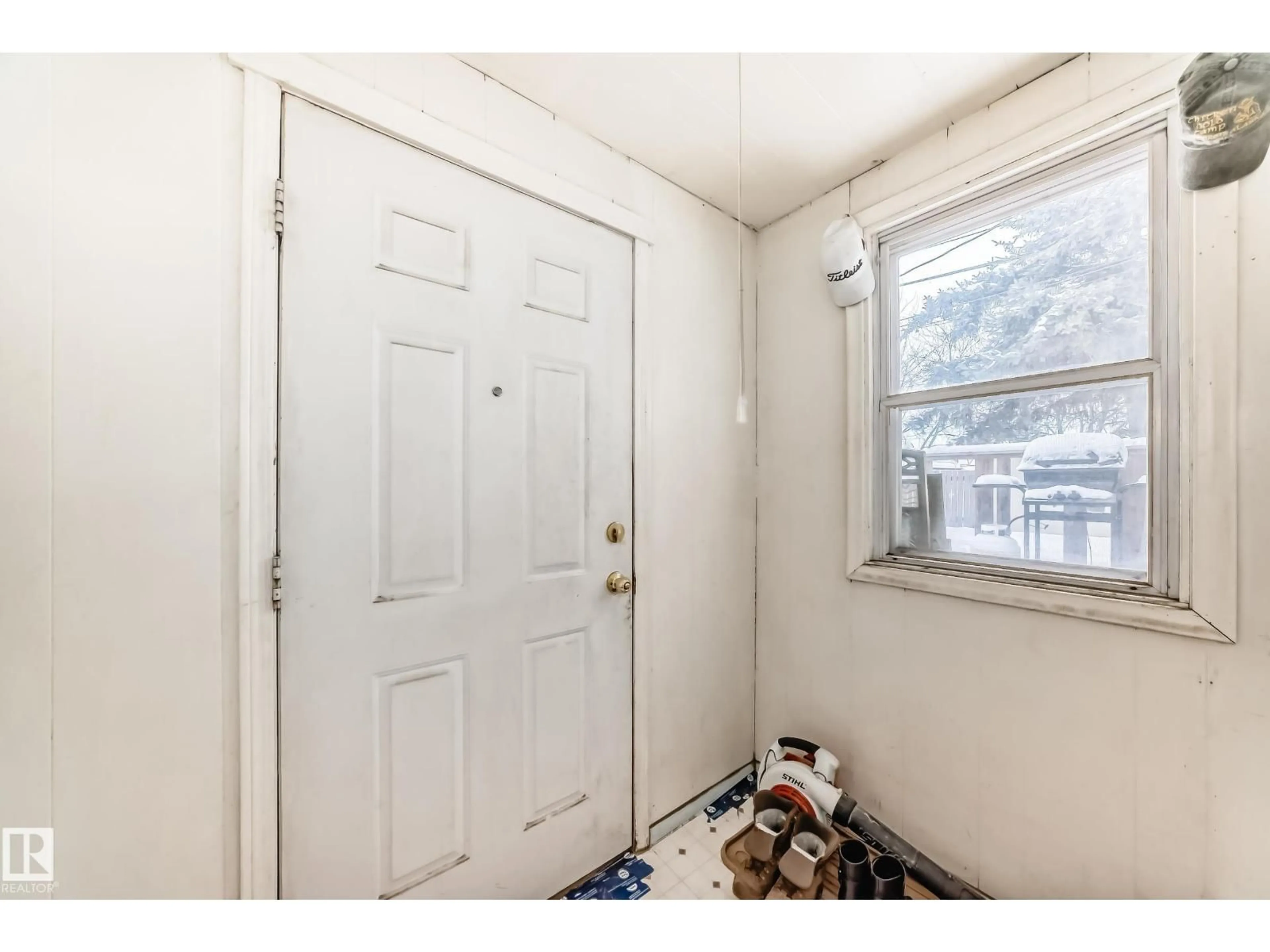 Indoor entryway for 15515 92A AV, Edmonton Alberta T5R5E8