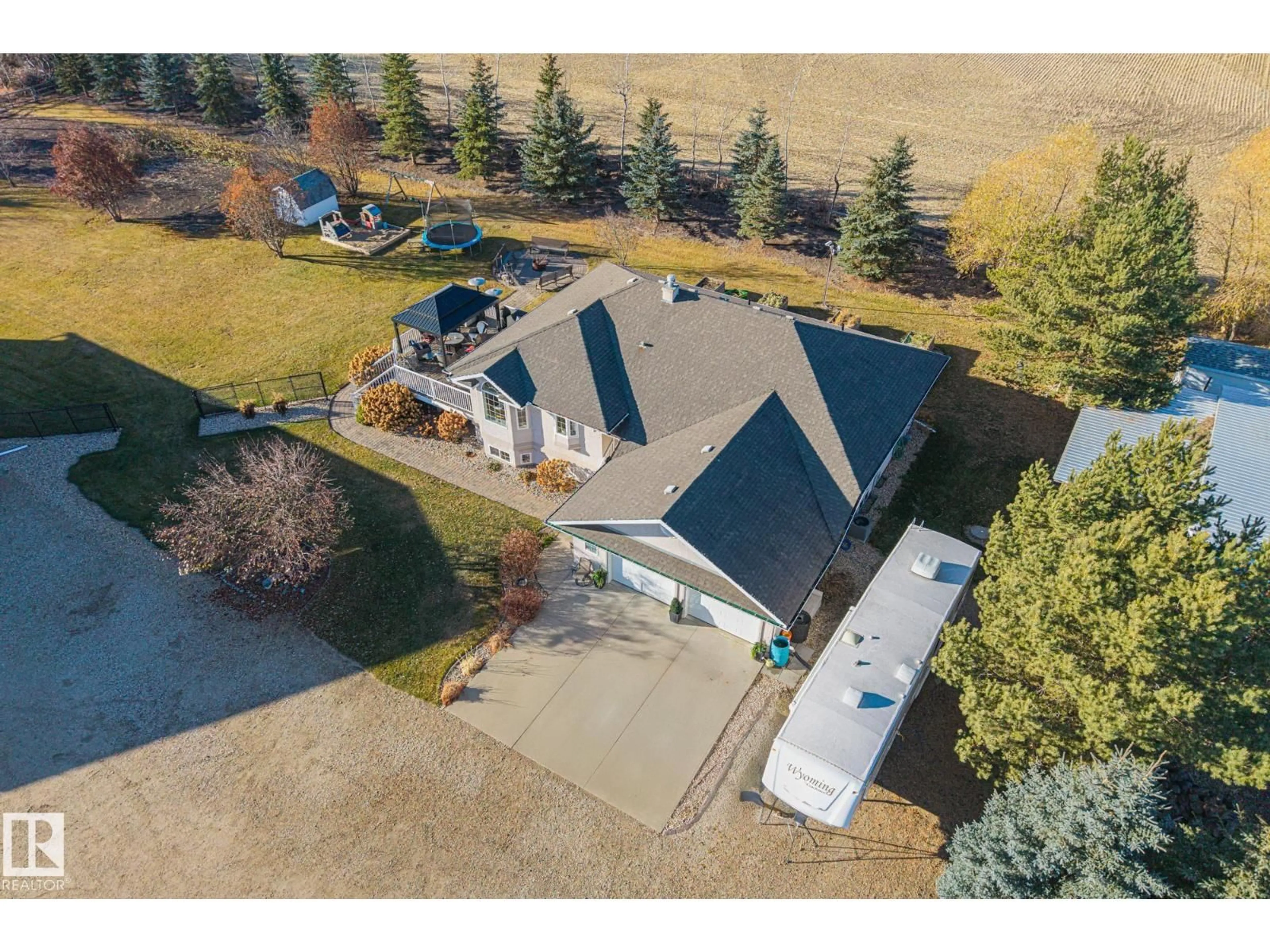 A pic from outside/outdoor area/front of a property/back of a property/a pic from drone, unknown for 2 DISCOVERY AV, Rural Sturgeon County Alberta T8R1N5