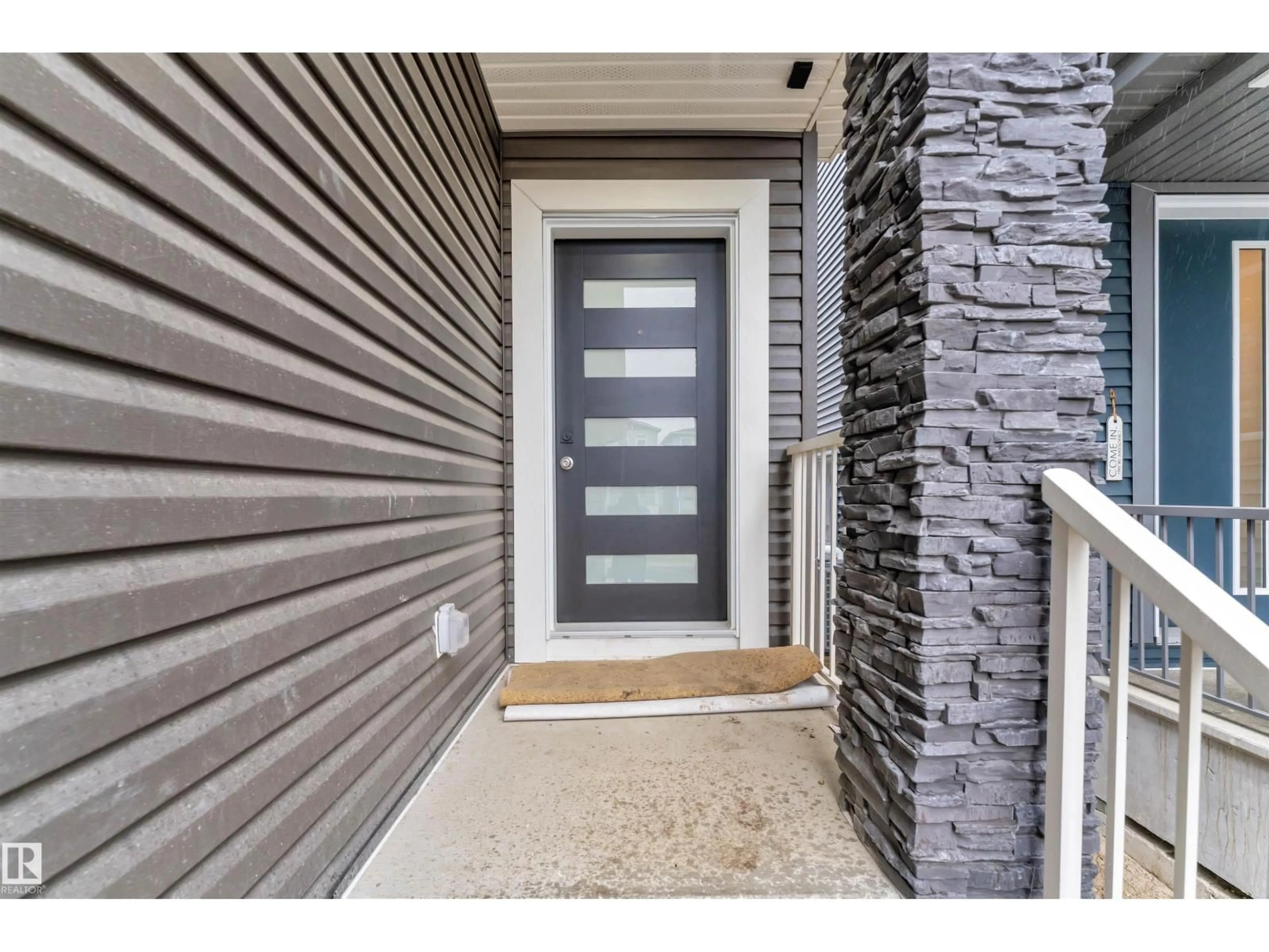 Indoor entryway for 22827 80 AV, Edmonton Alberta T5T7X8
