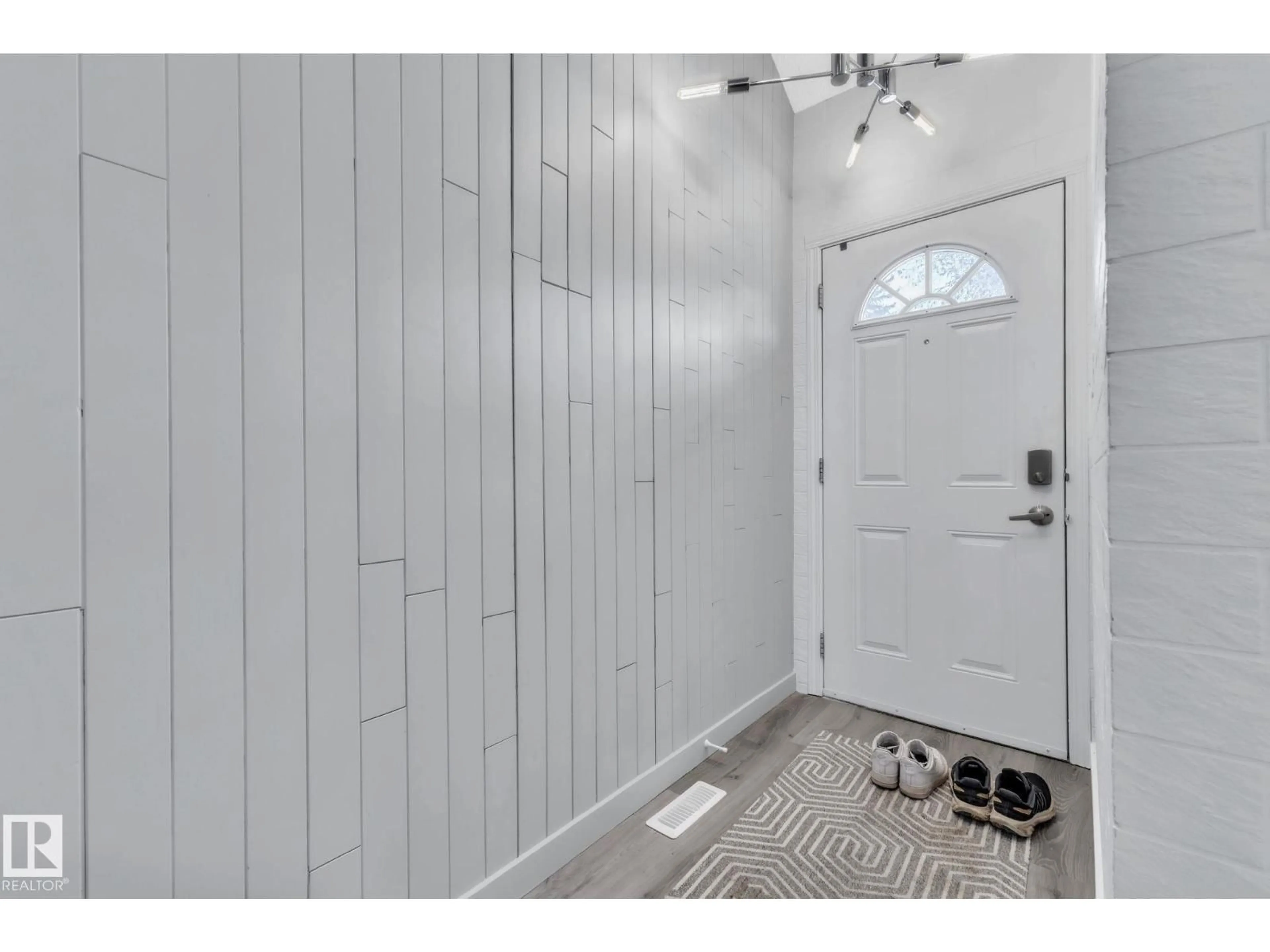 Indoor entryway for 1281 HOOKE RD RD, Edmonton Alberta T5A4A5