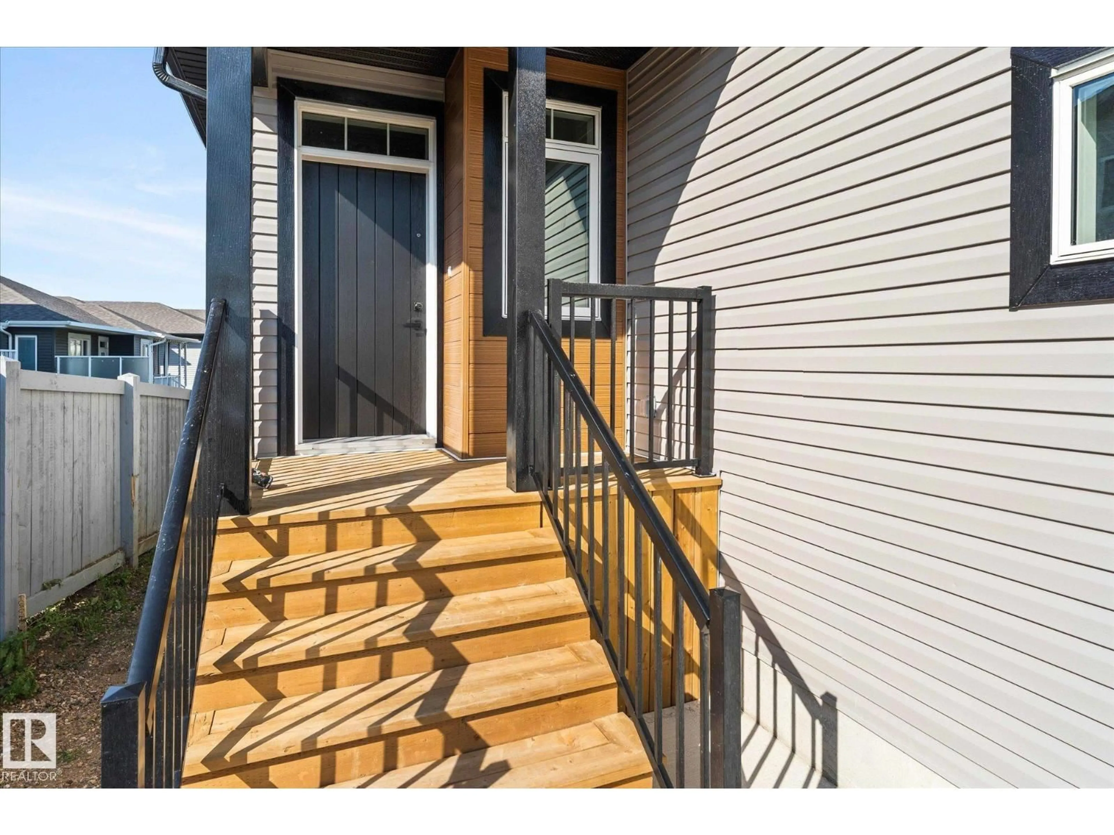 Indoor entryway for 325 MEADOWVIEW DR, Fort Saskatchewan Alberta T8L0Y4
