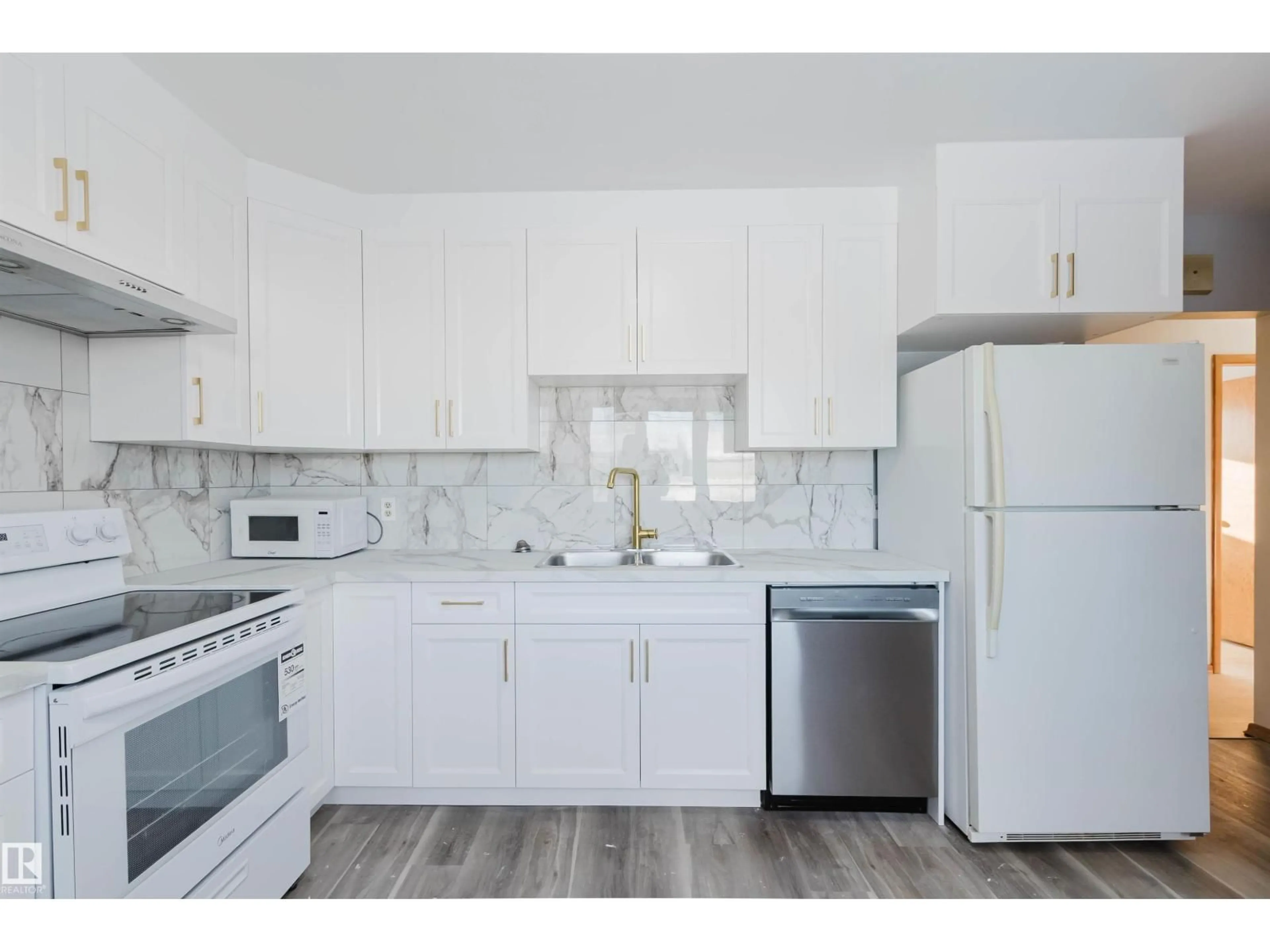 Standard kitchen, unknown for NW - 16026 94A AV, Edmonton Alberta T5R5M1