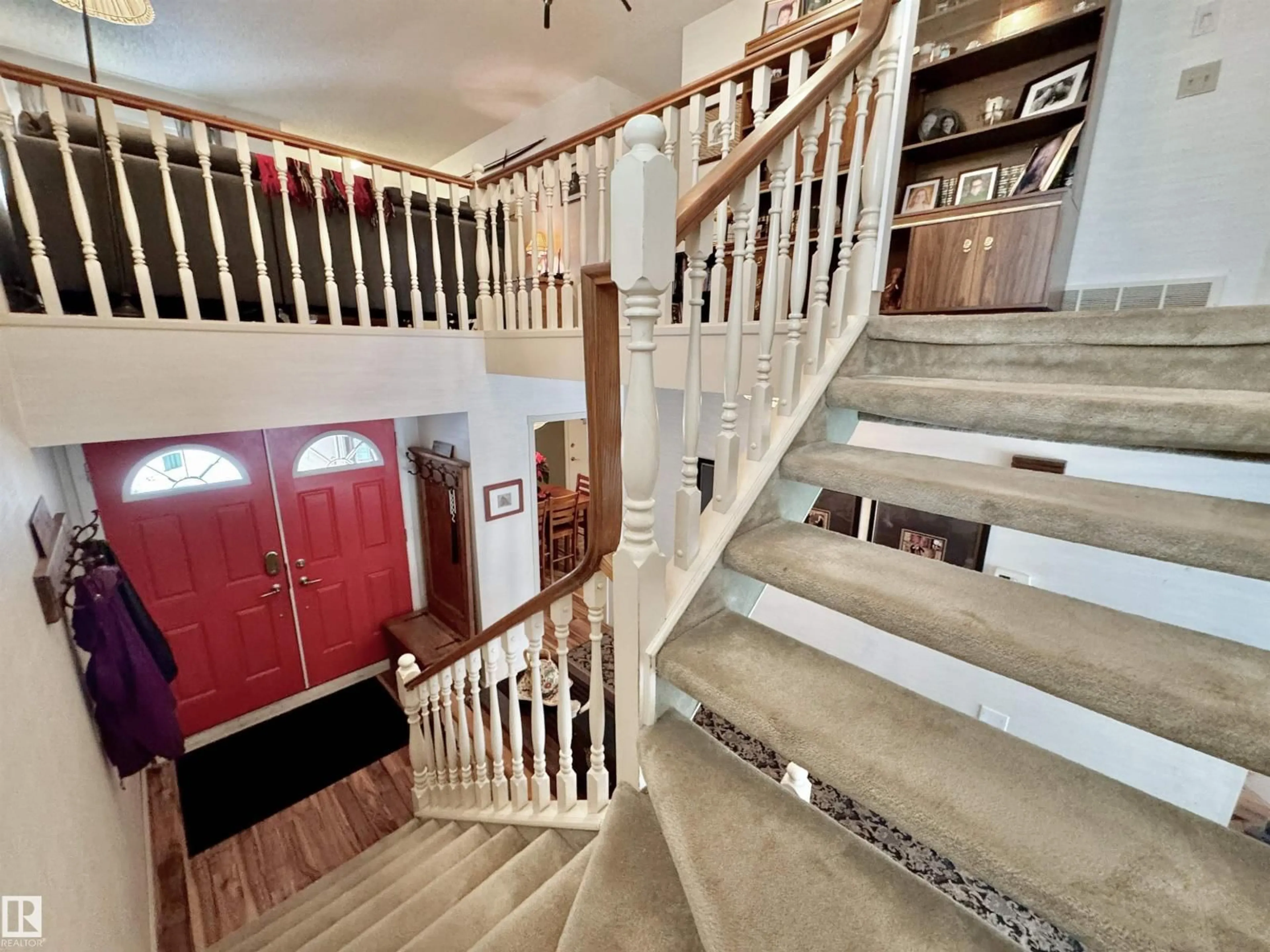 Stairs for 1035 109 STREET, Edmonton Alberta T6J5G2