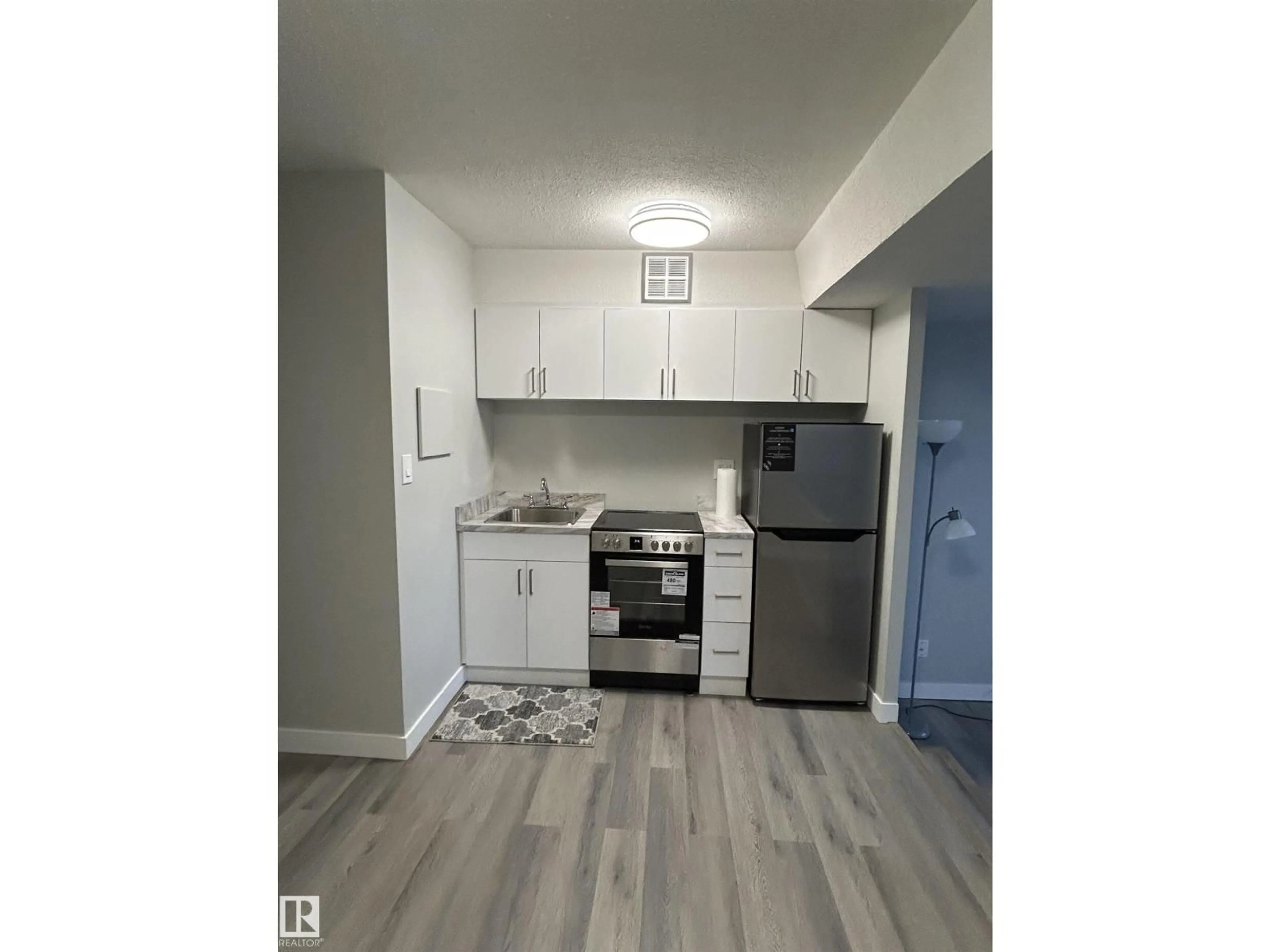 Standard kitchen, unknown for 714 - 10160 114 ST, Edmonton Alberta T5K2L2