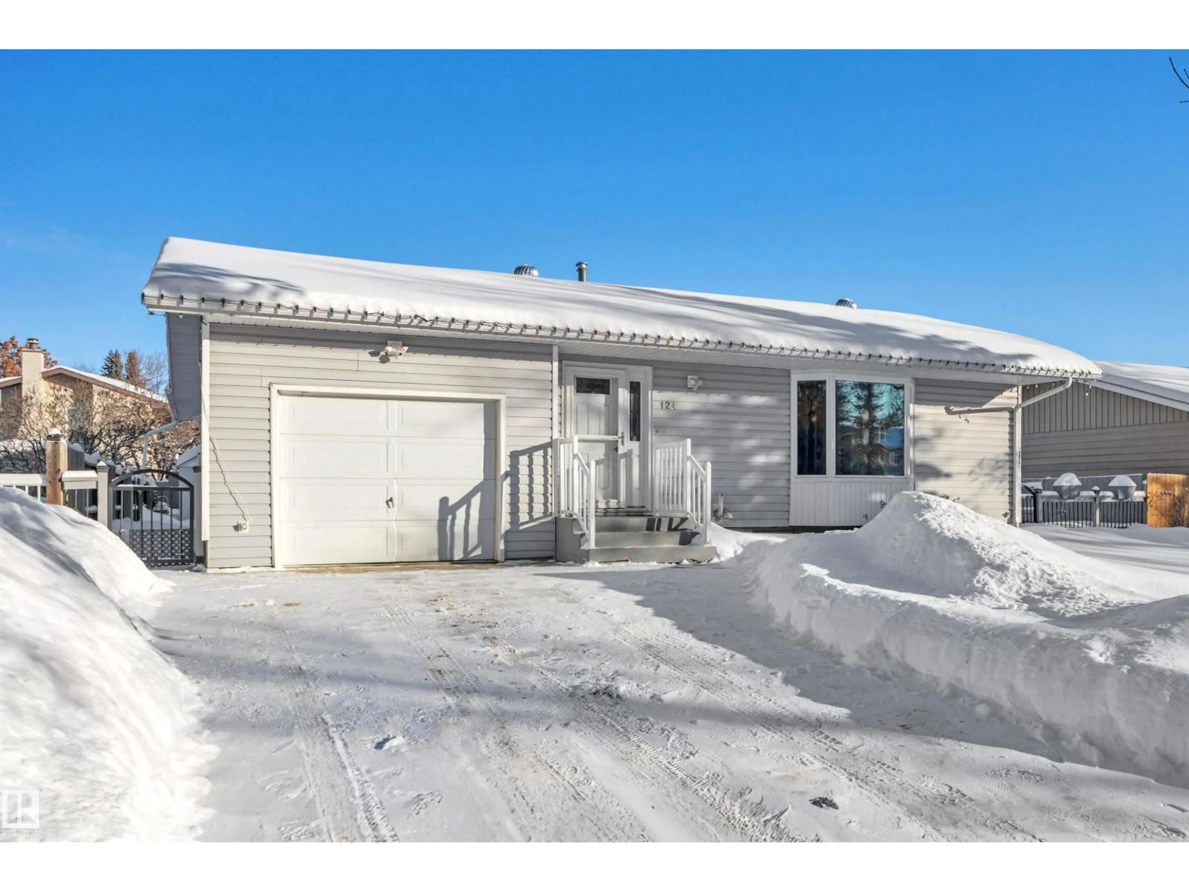 Indoor garage for 124 ARLINGTON DR, St. Albert Alberta T8N2Y9