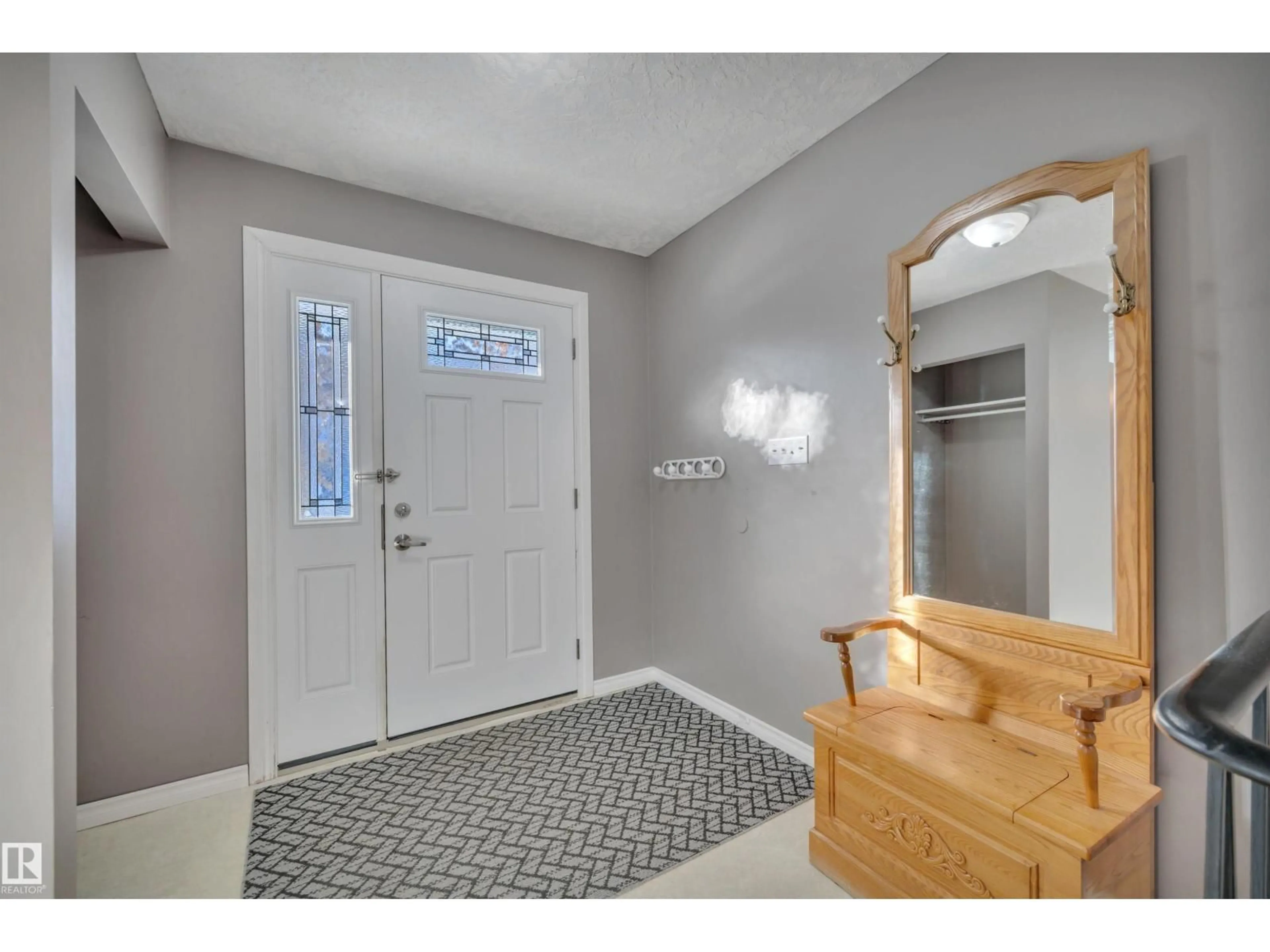 Indoor entryway for 124 ARLINGTON DR, St. Albert Alberta T8N2Y9