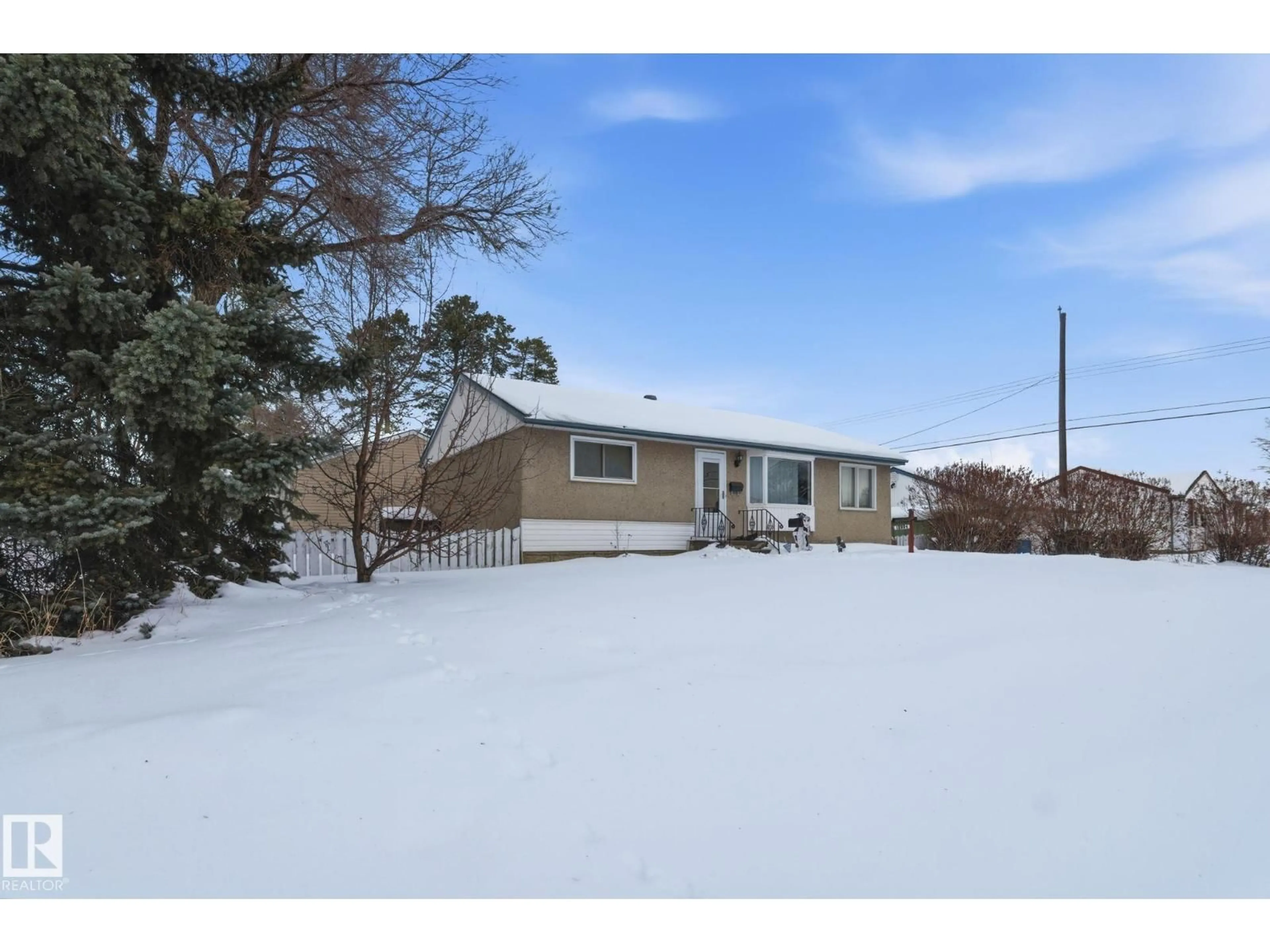 A pic from outside/outdoor area/front of a property/back of a property/a pic from drone, unknown for 13924 135 AV, Edmonton Alberta T5L3Y8