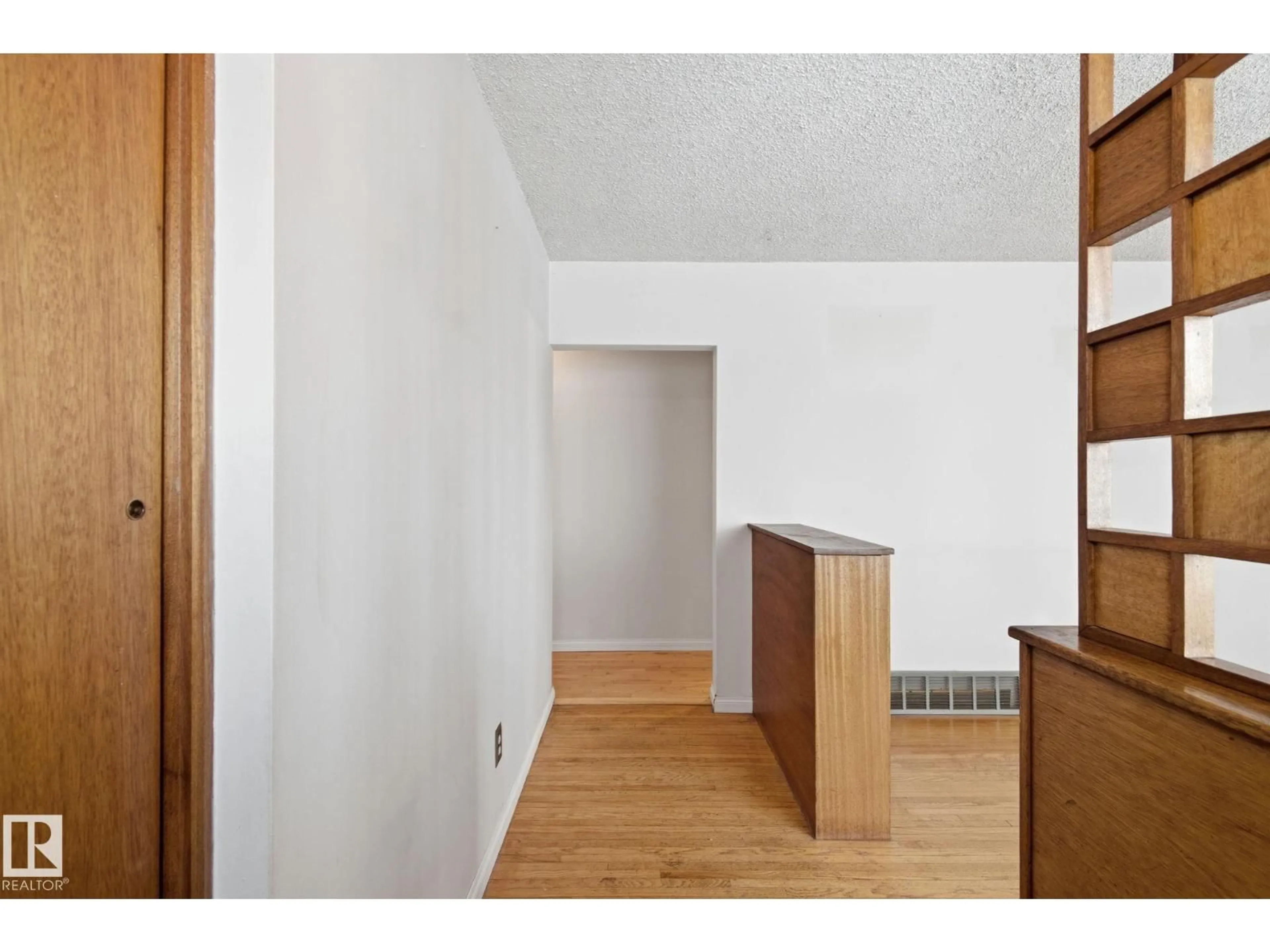 Indoor entryway for 13924 135 AV, Edmonton Alberta T5L3Y8