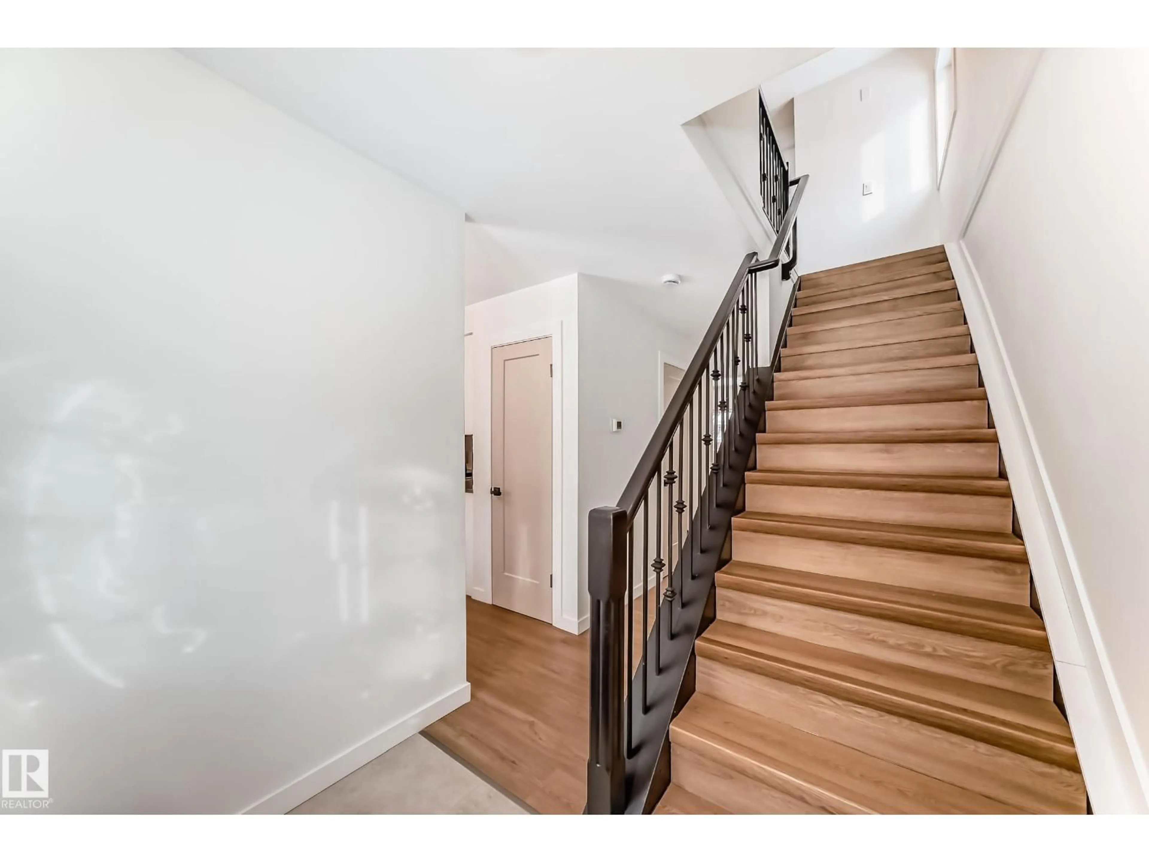 Stairs for NW - 3867 85 ST, Edmonton Alberta T6K2L5