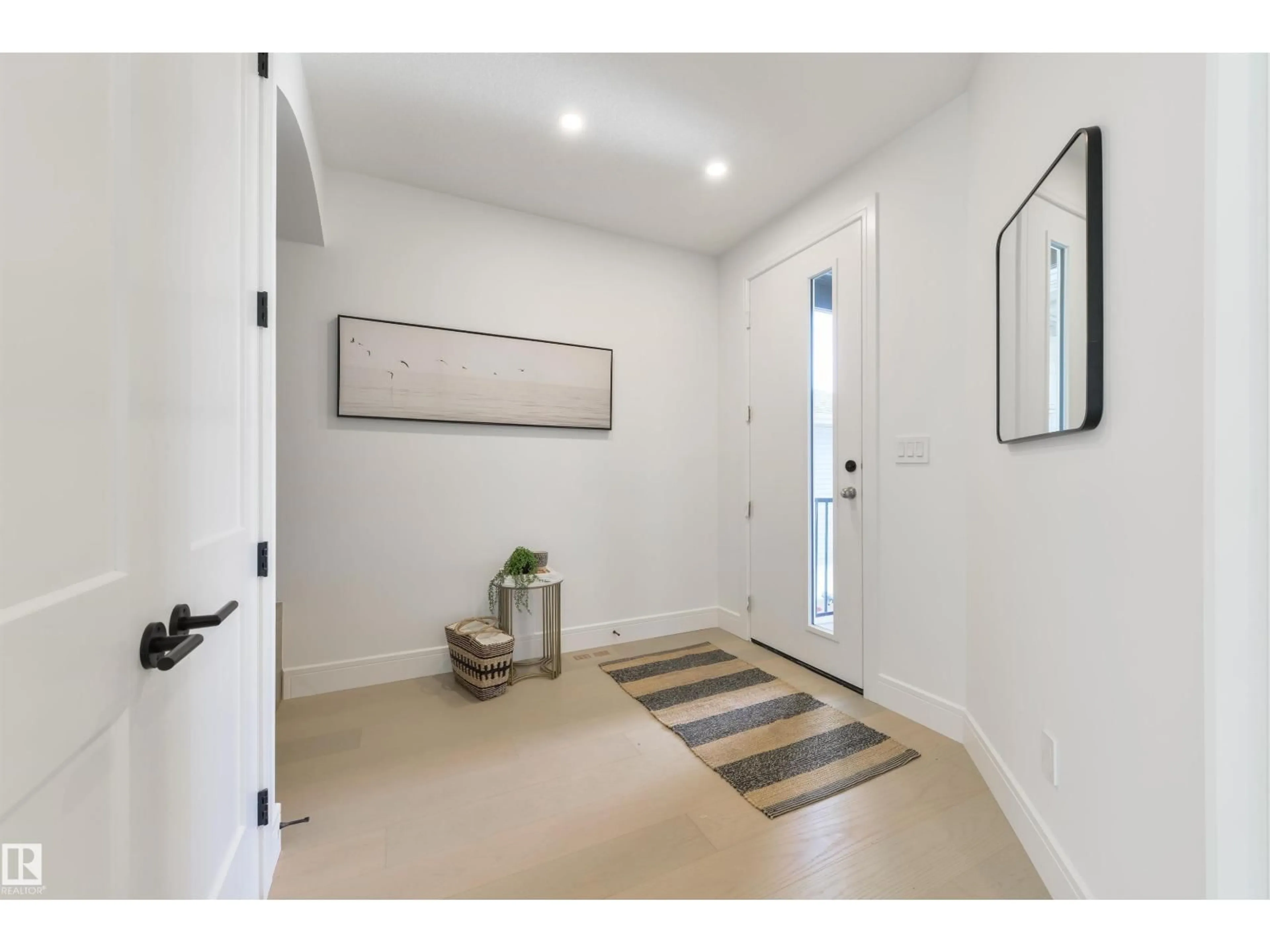 Indoor entryway for 5449 KOOTOOK RD, Edmonton Alberta T6W4W1