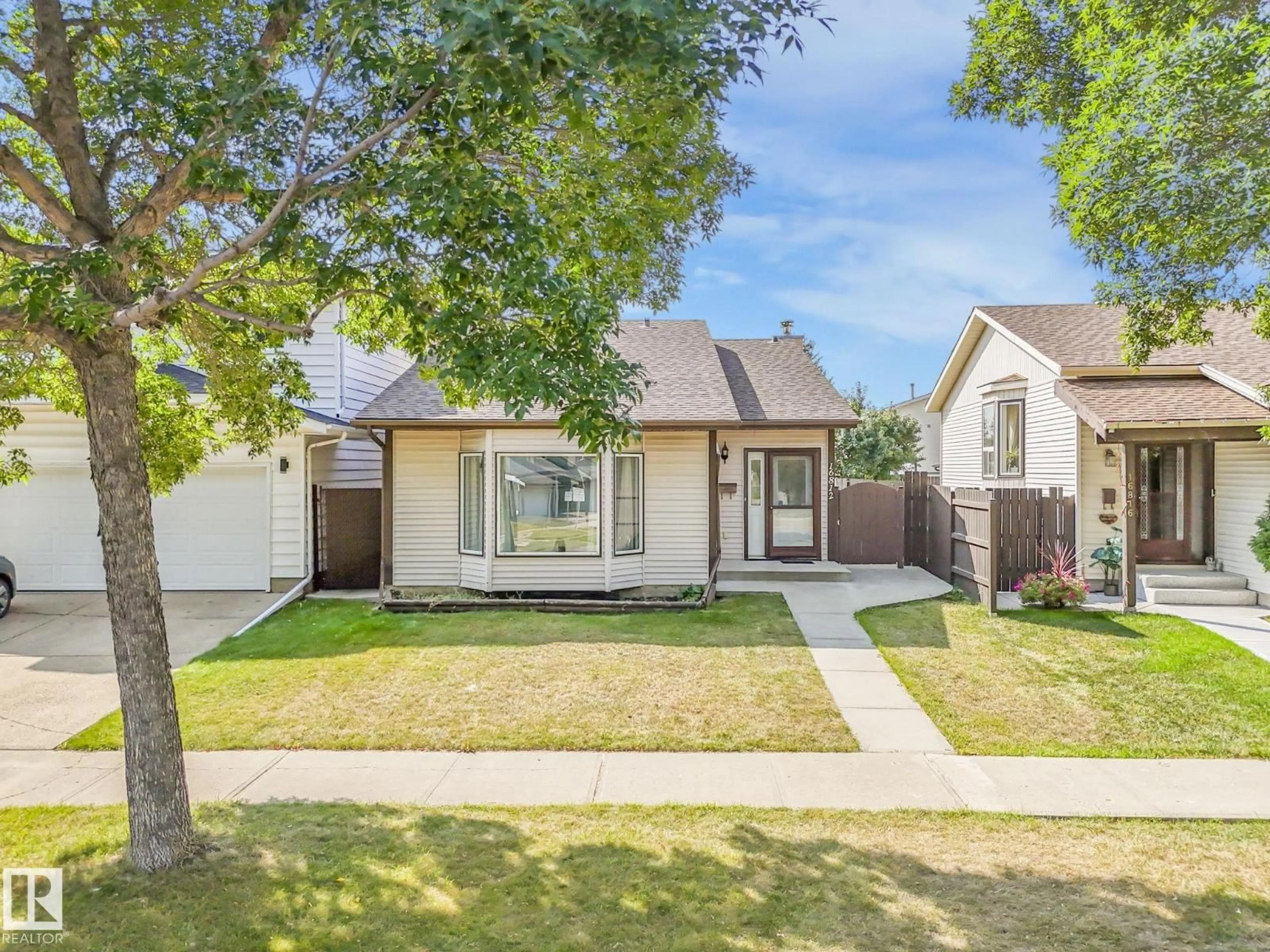 Home with vinyl exterior material, street for NW - 16812 95 ST, Edmonton Alberta T5Z1Y4