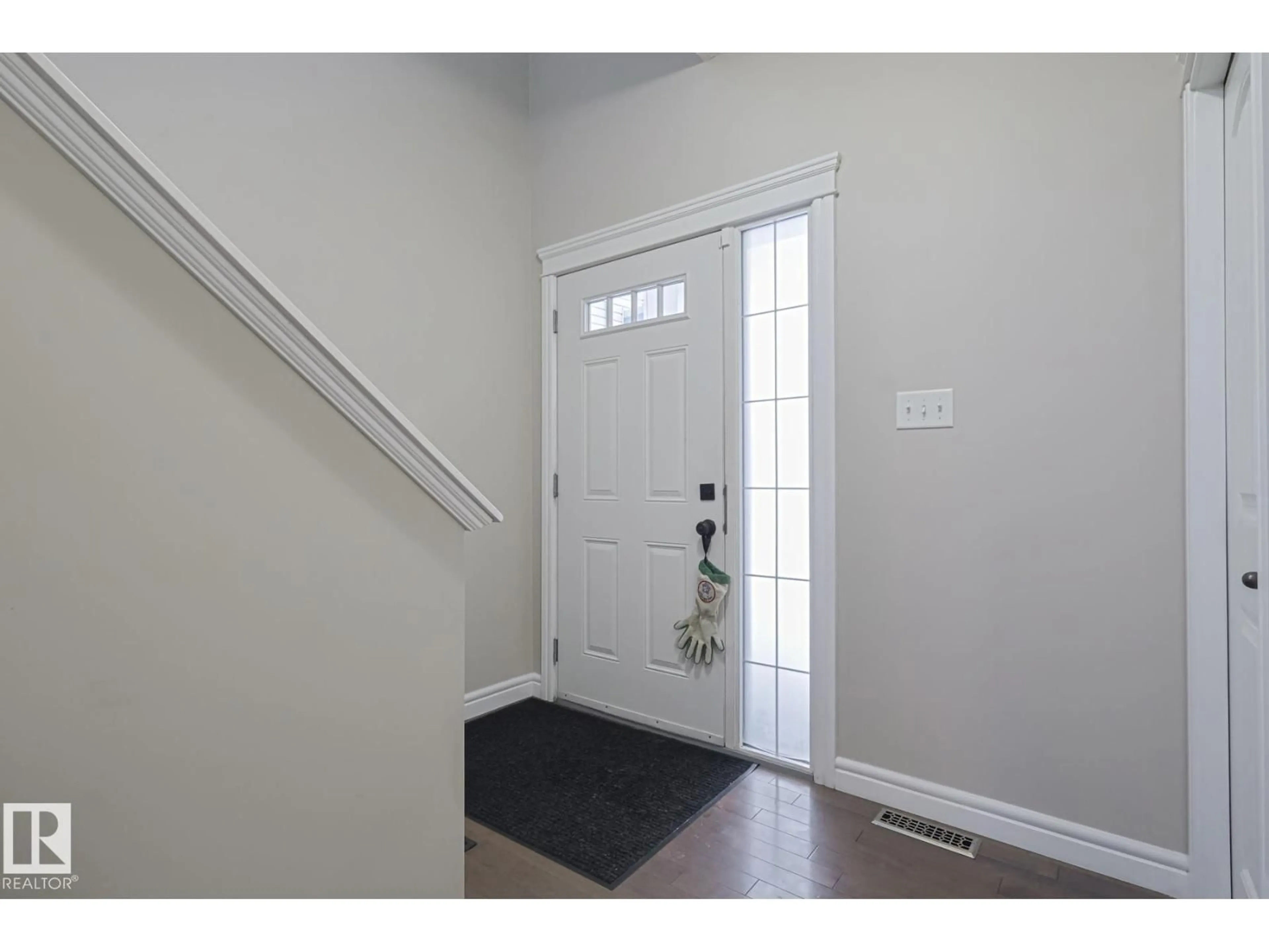 Indoor entryway for 50 WOODBRIDGE LI, Fort Saskatchewan Alberta T8L0H8