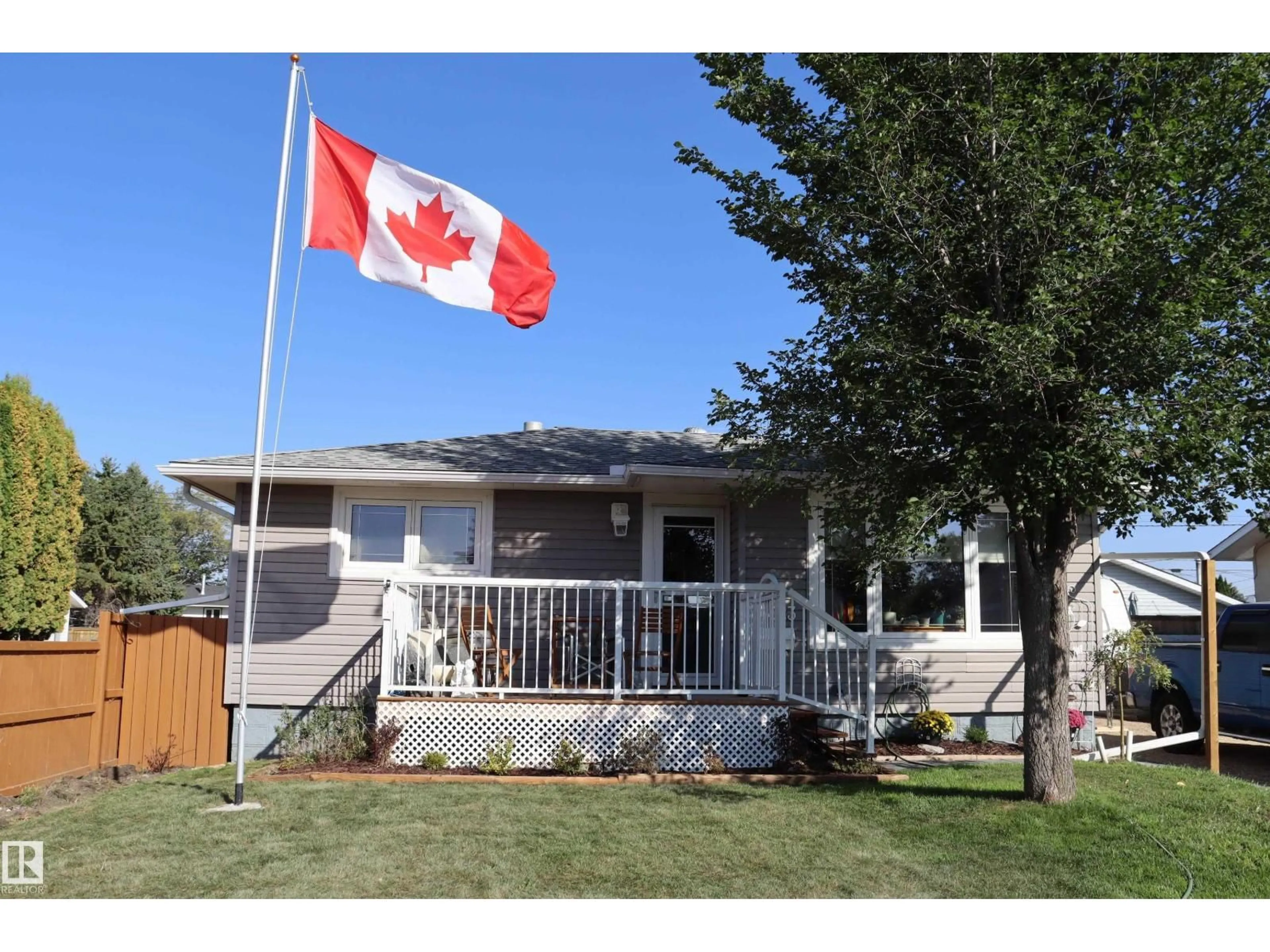 Home with vinyl exterior material, street for 4023 52 ST, Wetaskiwin Alberta T9A1N1