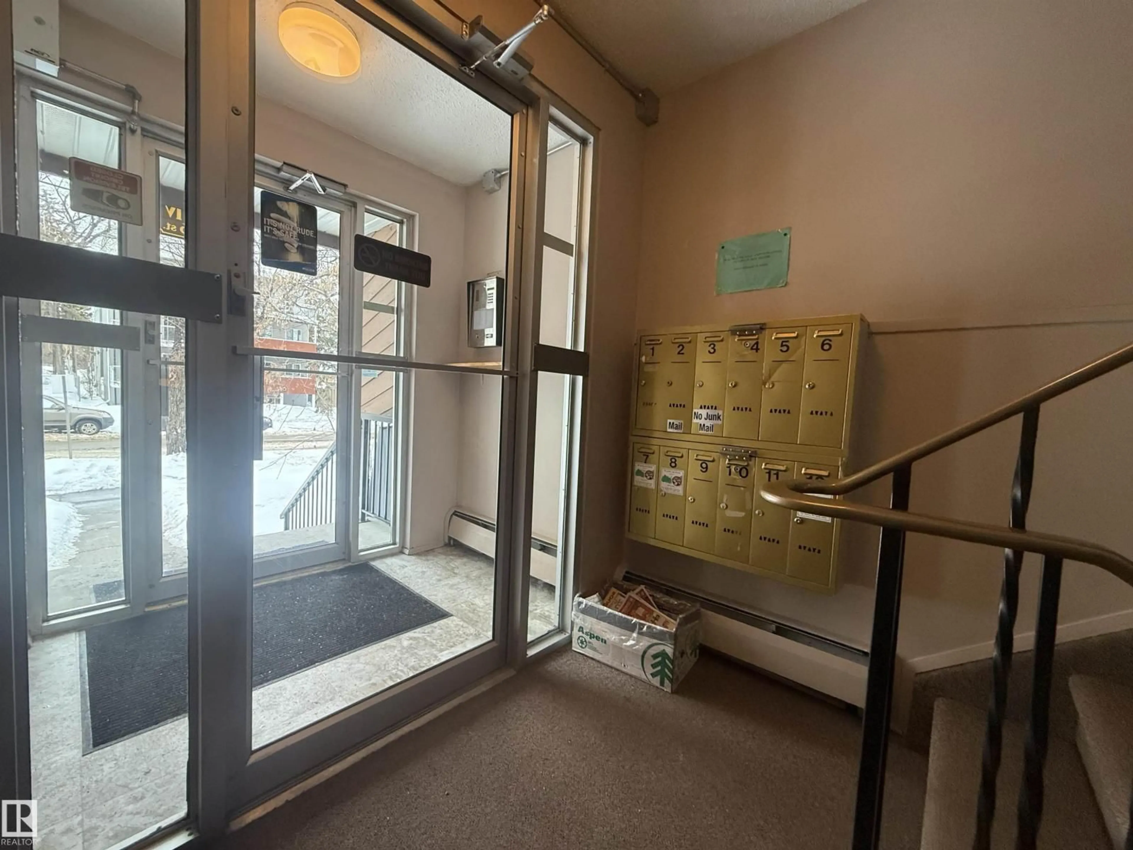 Indoor foyer for 10737 116 ST, Edmonton Alberta T5H3M3