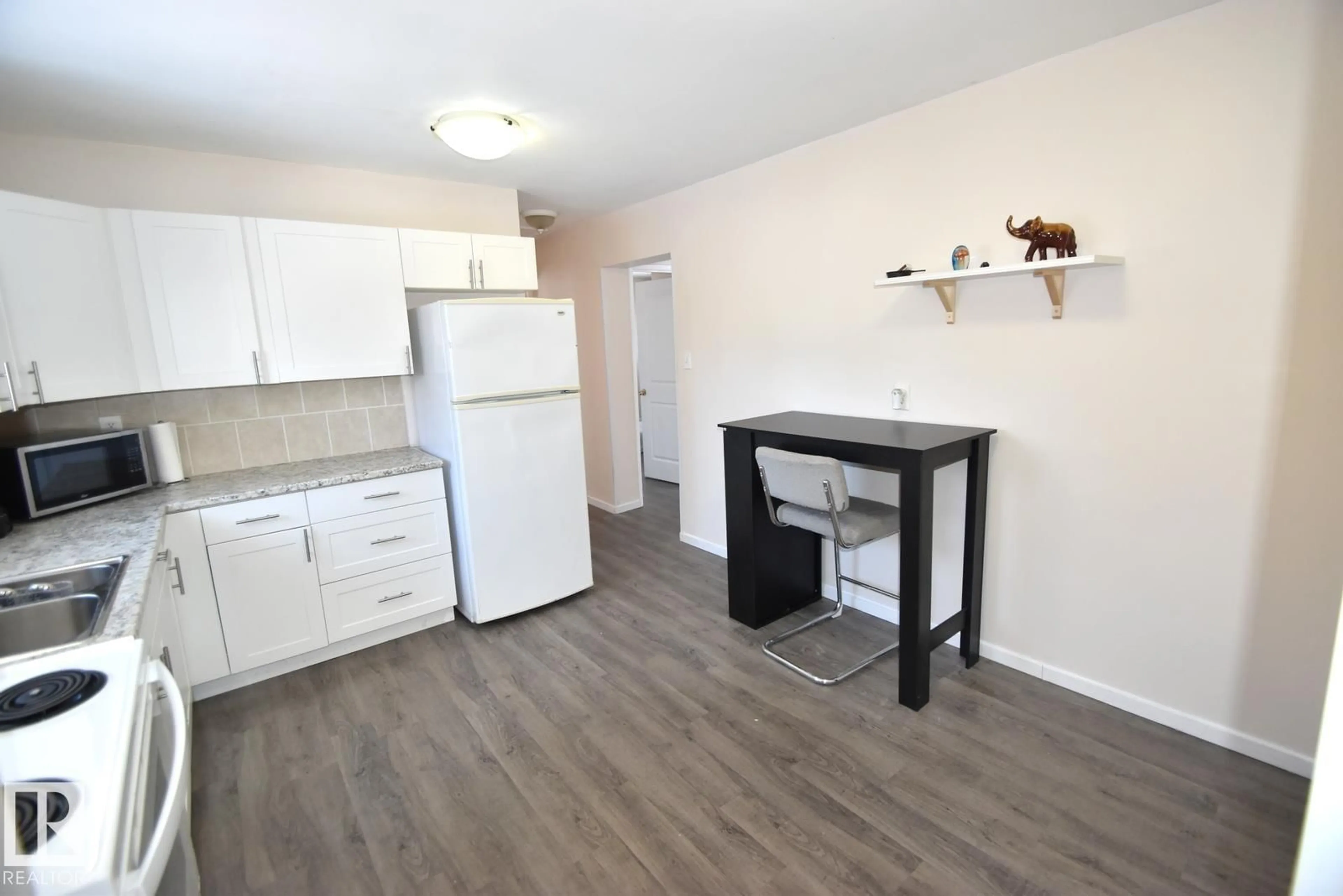Standard kitchen, wood/laminate floor for 5432 50 ST, Vilna Alberta T0A2C0