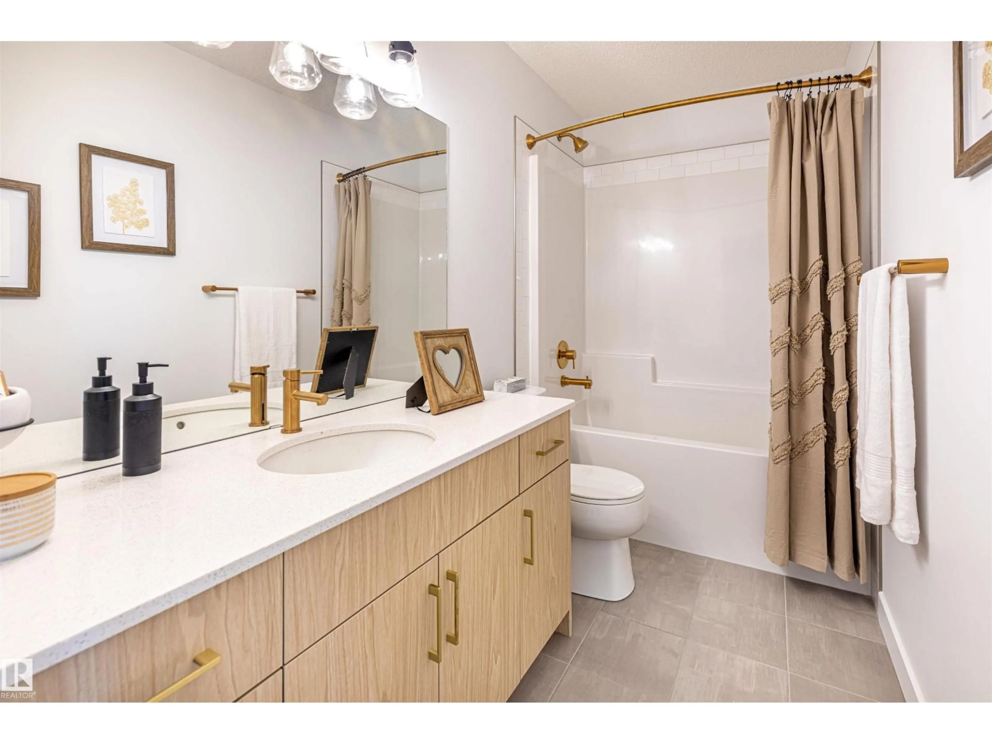 Standard bathroom, ceramic/tile floor for SW - 331 22 ST, Edmonton Alberta T6X3L4