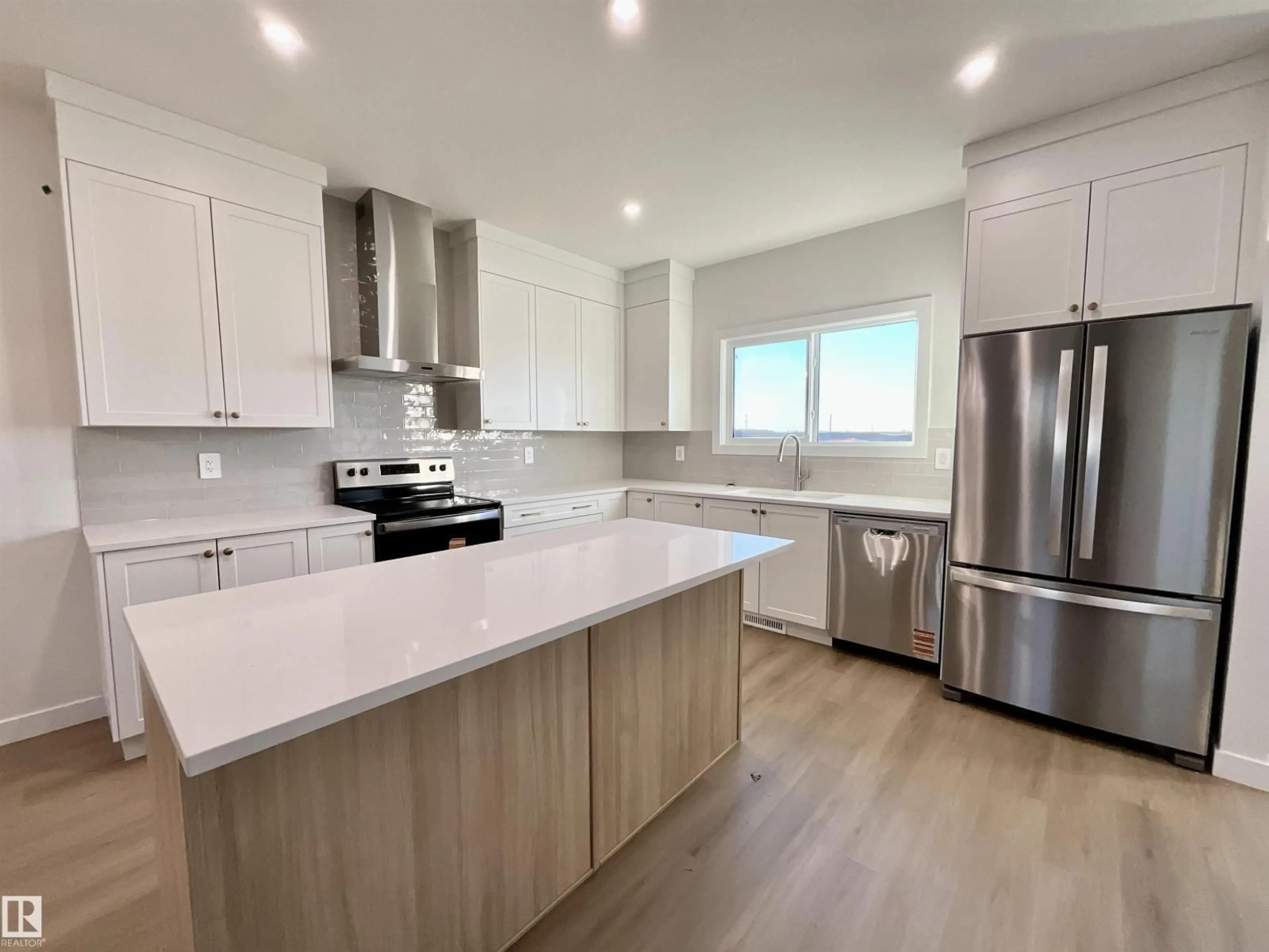 Open concept kitchen, wood/laminate floor for 61 SIENNA BV, Fort Saskatchewan Alberta T8L0W3