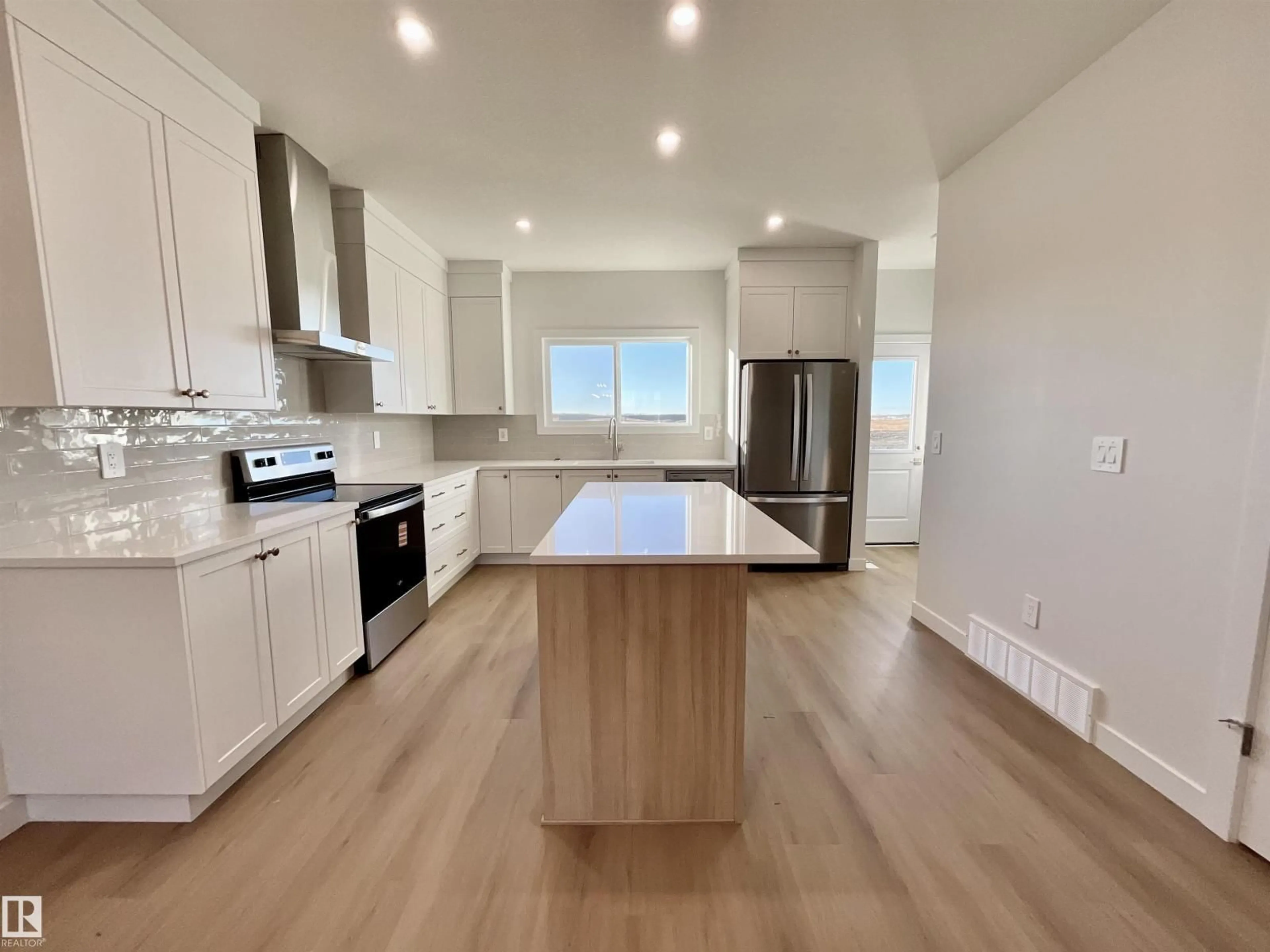 Open concept kitchen, unknown for 61 SIENNA BV, Fort Saskatchewan Alberta T8L0W3