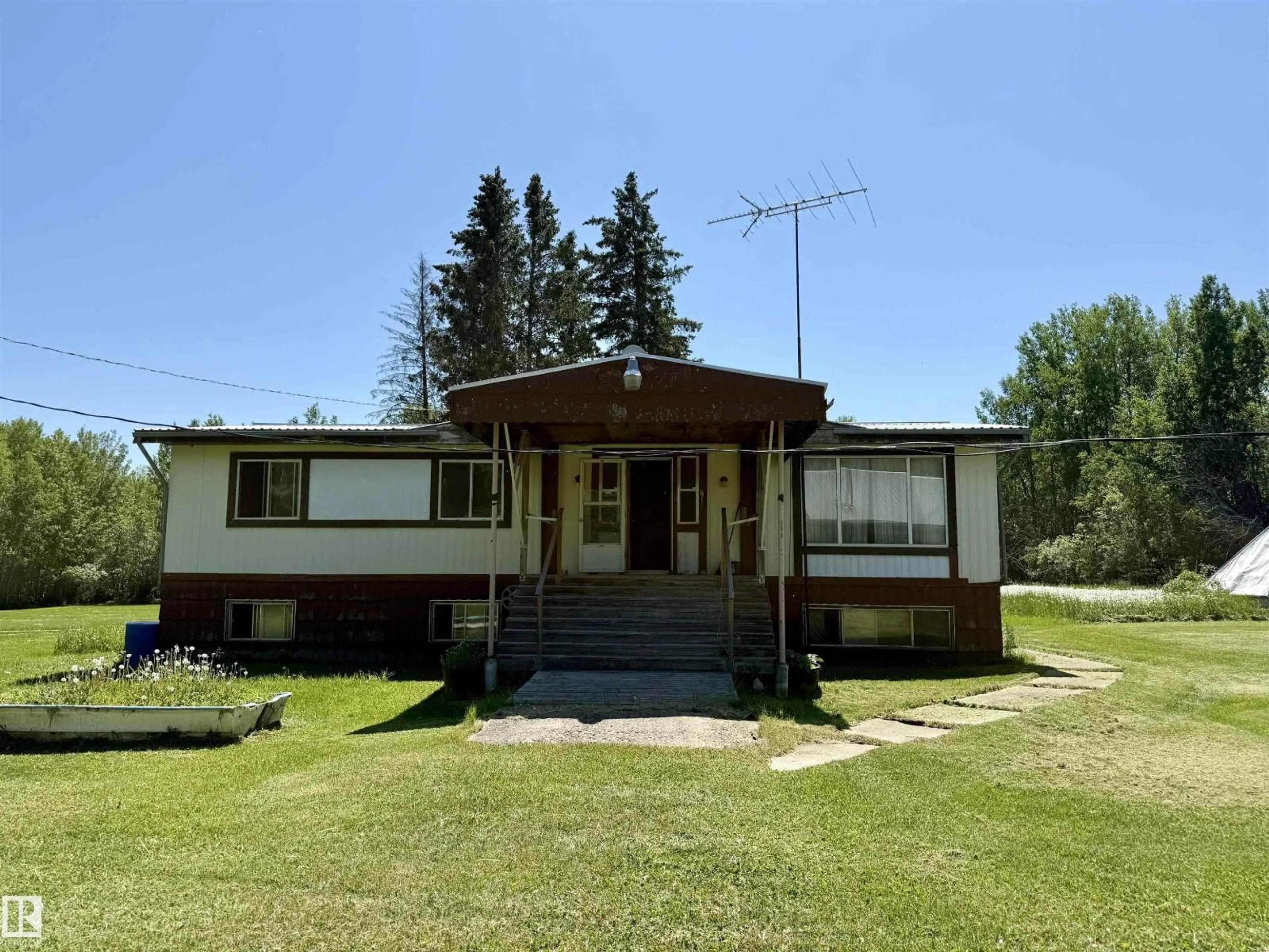 A pic from outside/outdoor area/front of a property/back of a property/a pic from drone, building for 507 LAKESHORE DRIVE, Rural Wetaskiwin County Alberta T0C0T0