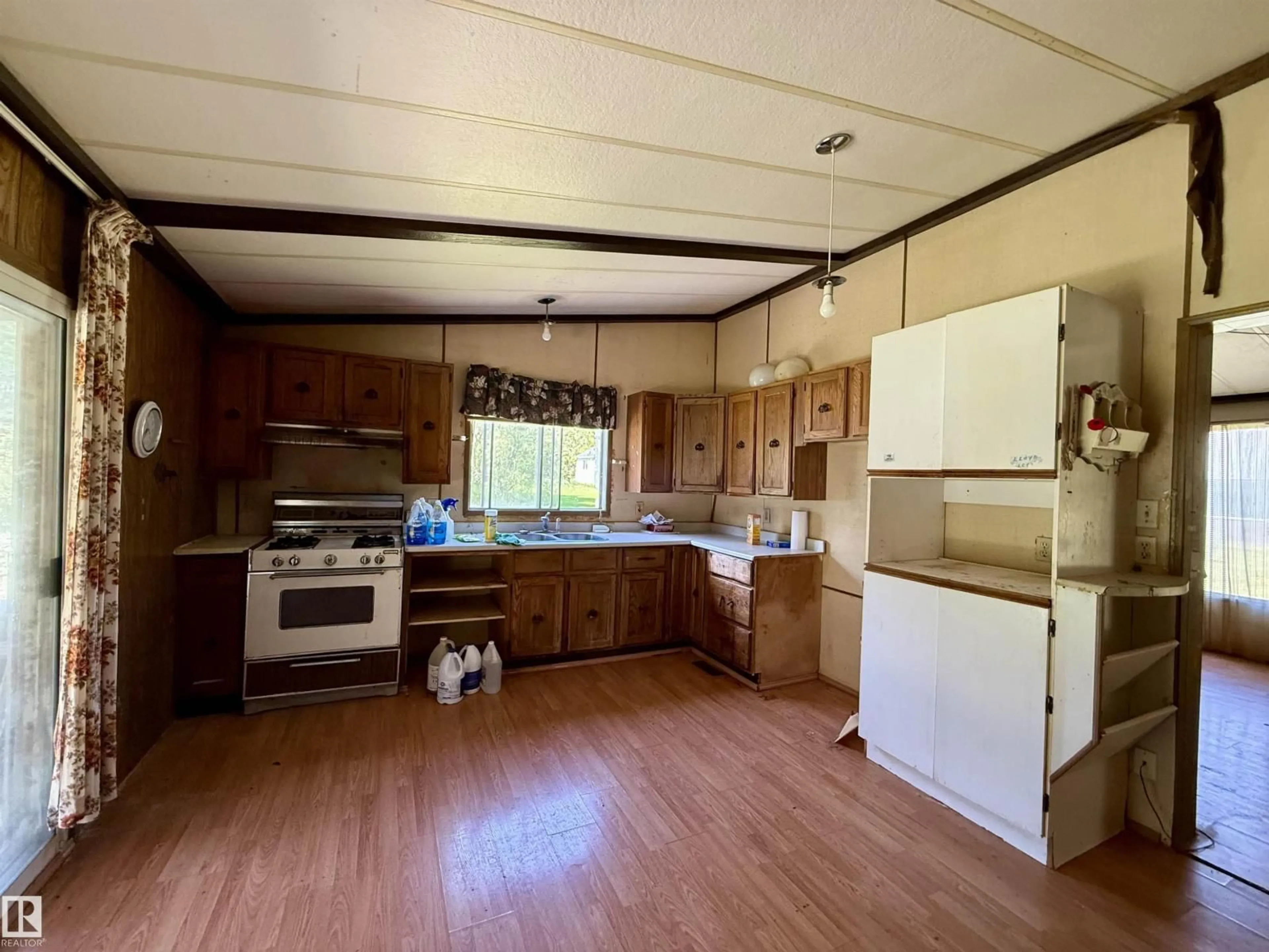 Standard kitchen, unknown for 507 LAKESHORE DRIVE, Rural Wetaskiwin County Alberta T0C0T0