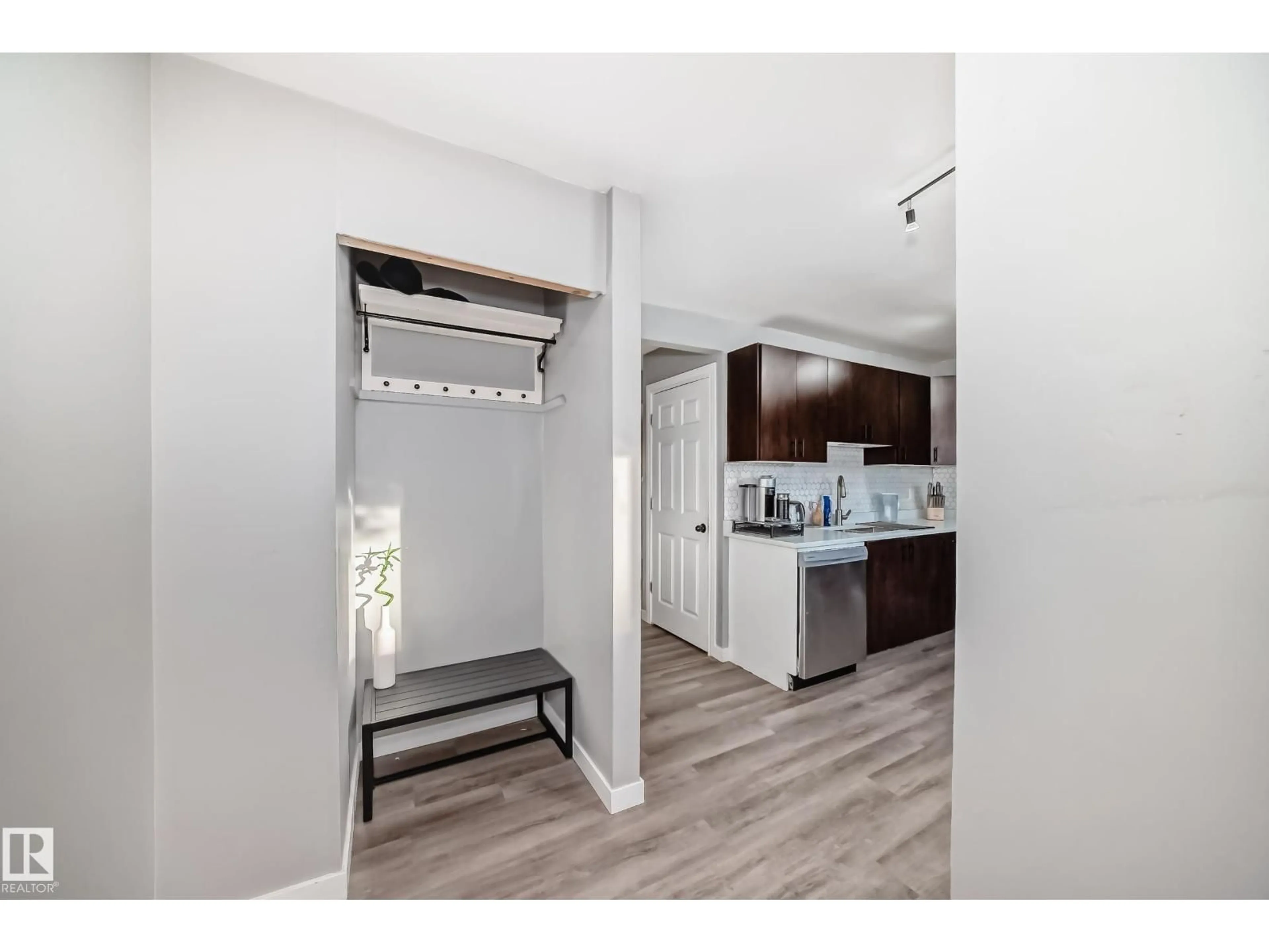 Indoor entryway for 1272 LAKEWOOD RD, Edmonton Alberta T6K3P2