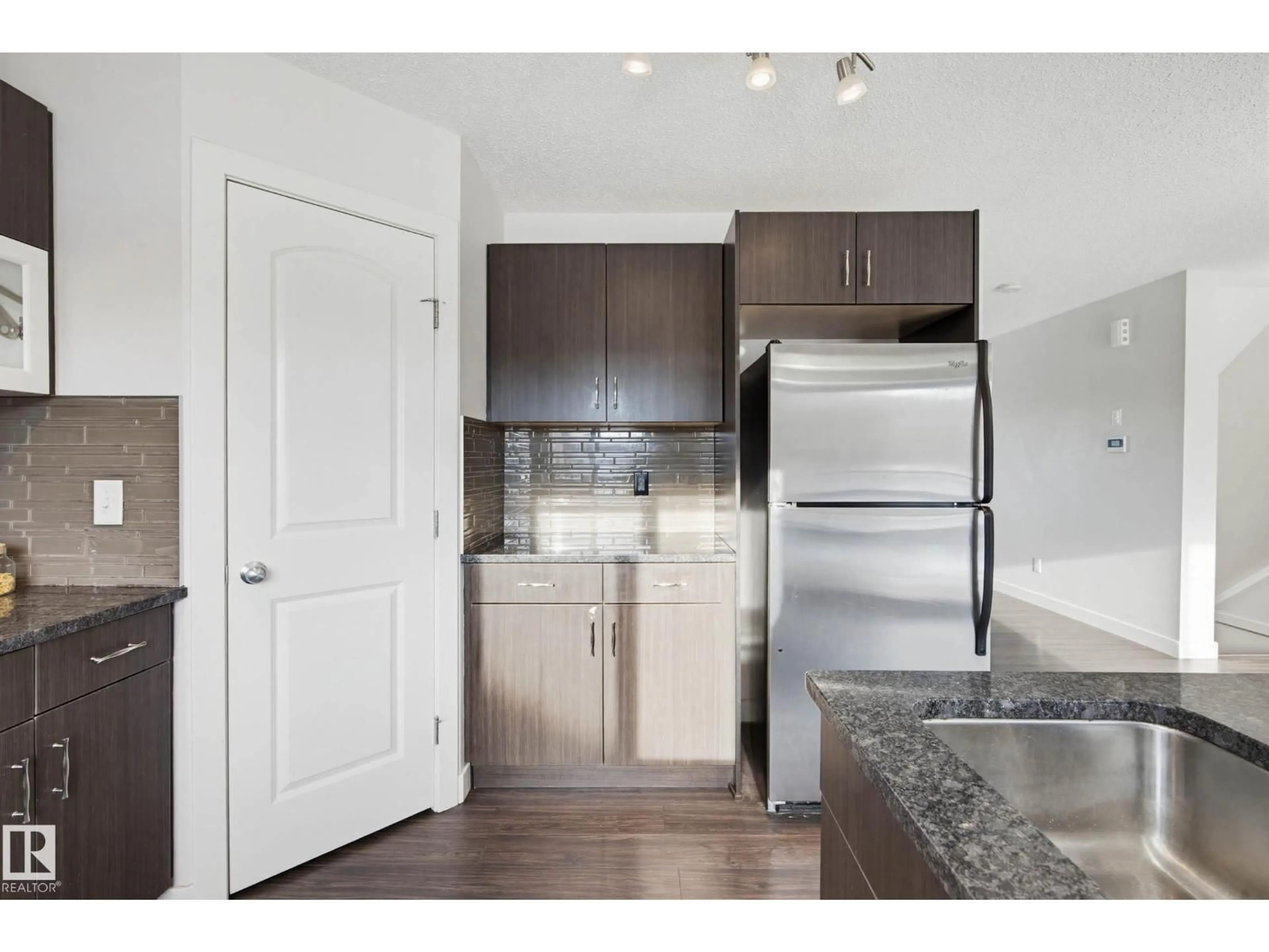 Standard kitchen, unknown for 68 301 PALISADES WY, Sherwood Park Alberta T8H0T4