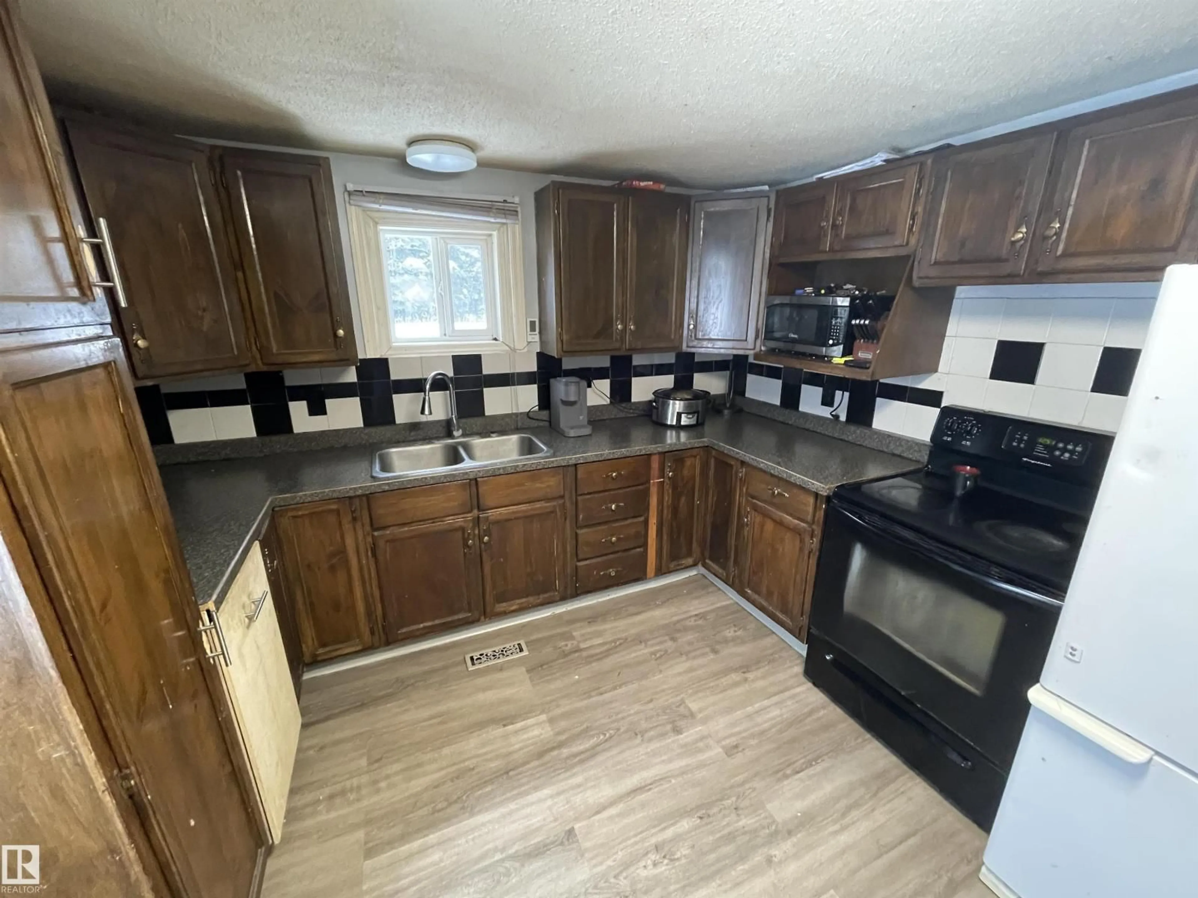 Standard kitchen, unknown for 48329 TWP RD 622, Rural Bonnyville M.D. Alberta T9N2J6