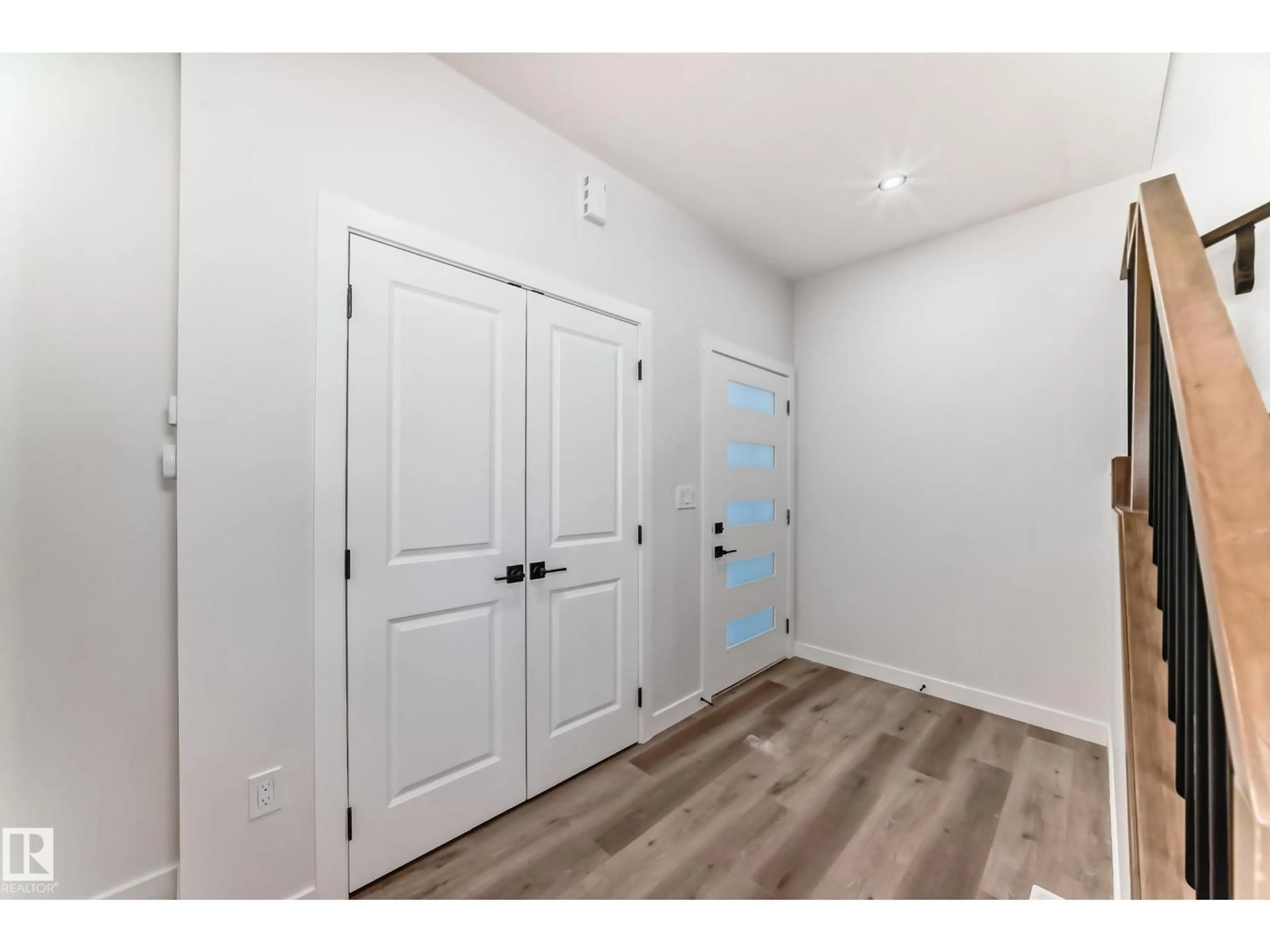 Indoor entryway for 24 AXELWOOD, Spruce Grove Alberta T7X4G4