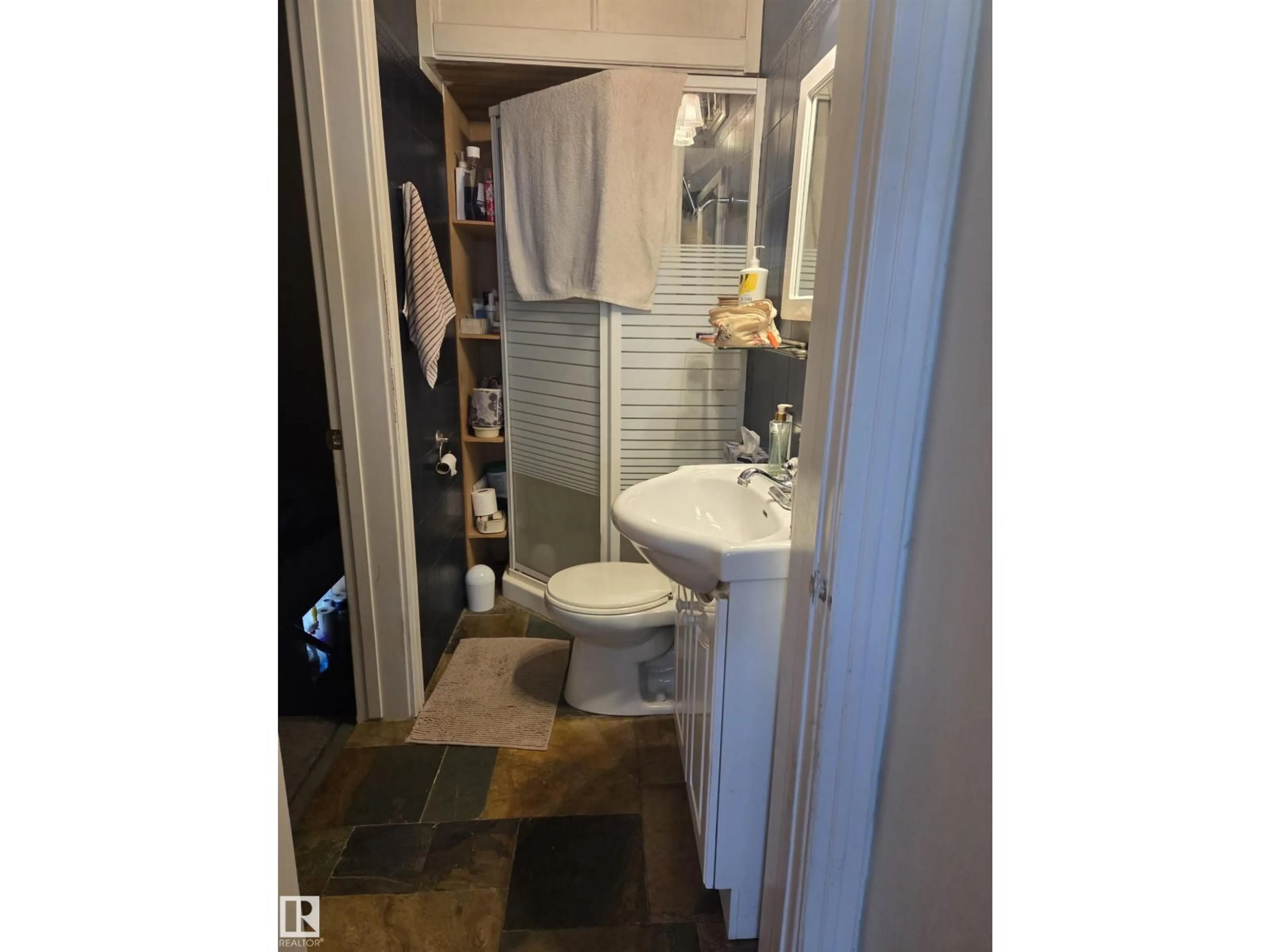 Standard bathroom, ceramic/tile floor for 11406 96 ST, Edmonton Alberta T5G1T4