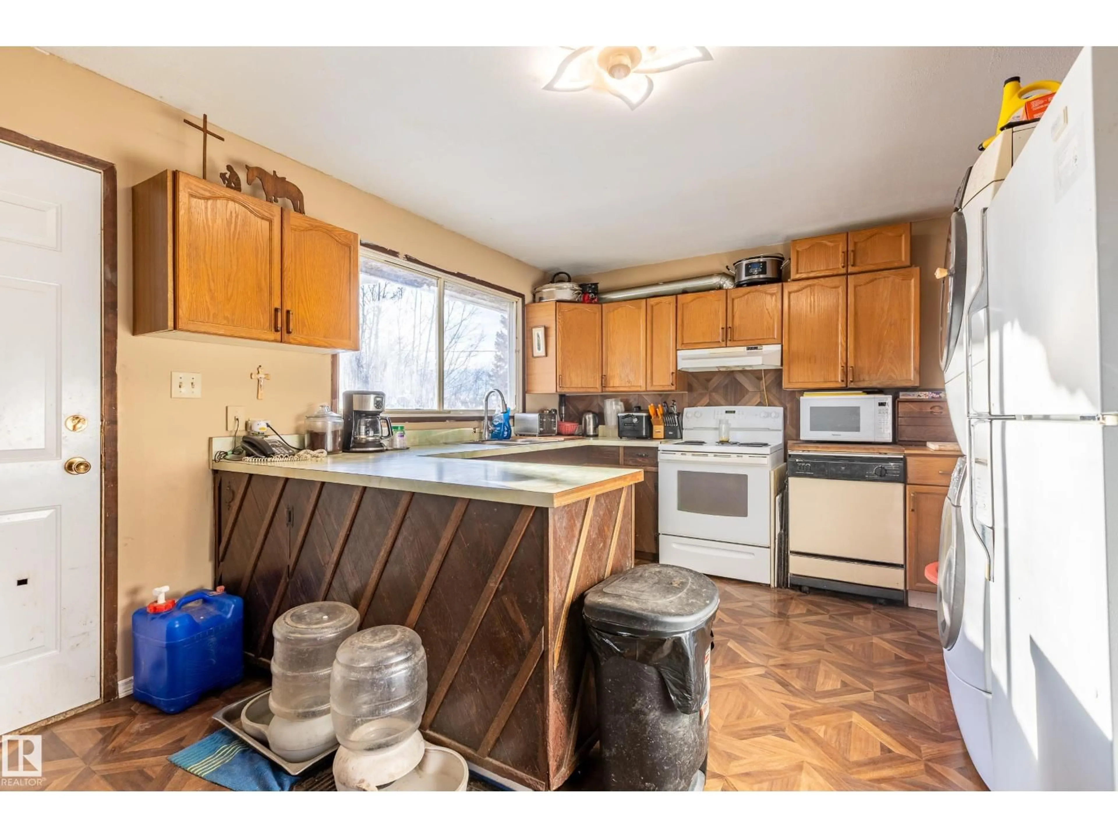 Standard kitchen, wood/laminate floor for 8 FOURTH ST, Duffield Alberta T0E0N0