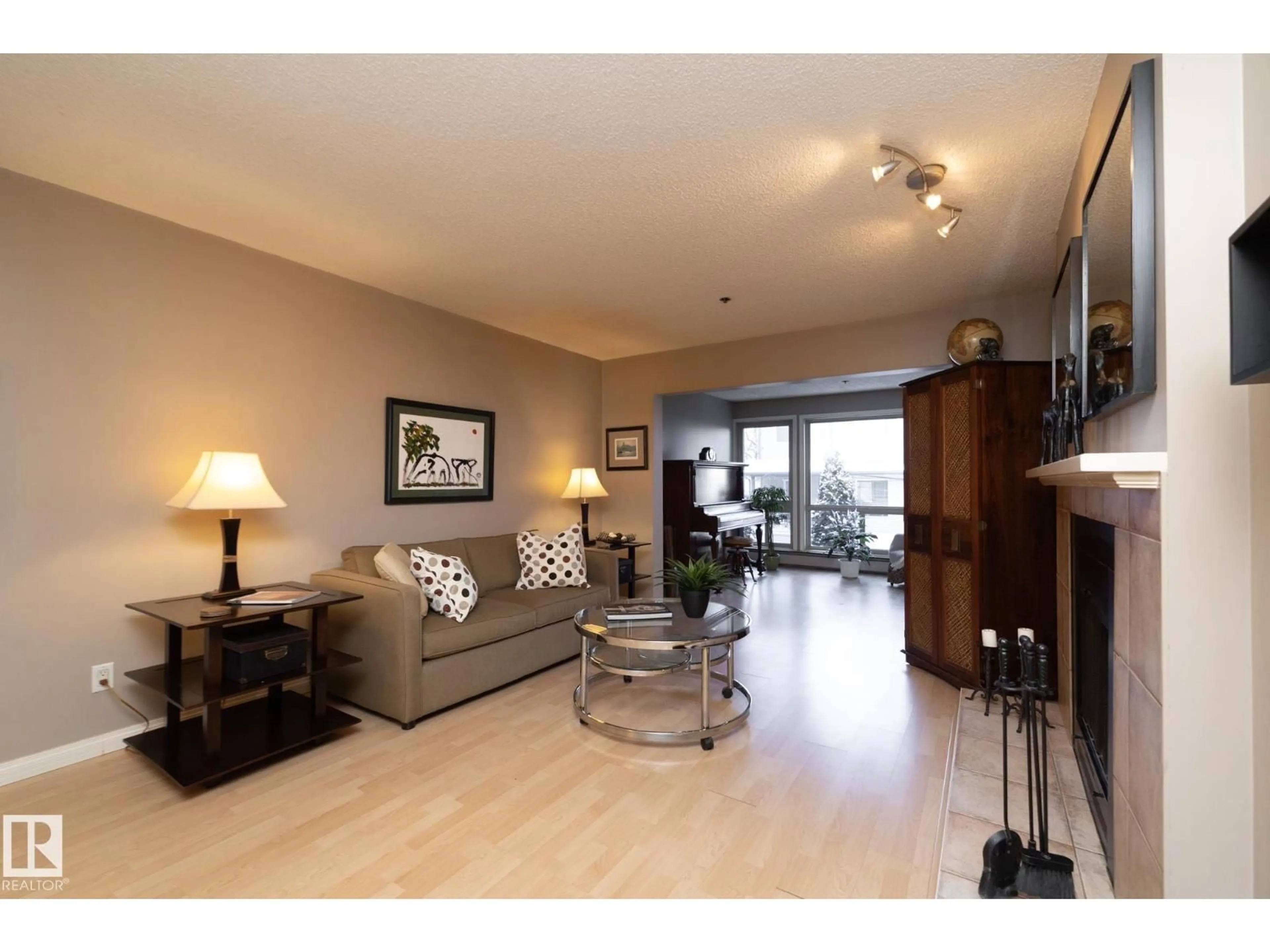 Indoor foyer for #203 - 10171 119 ST, Edmonton Alberta T5X1Z1
